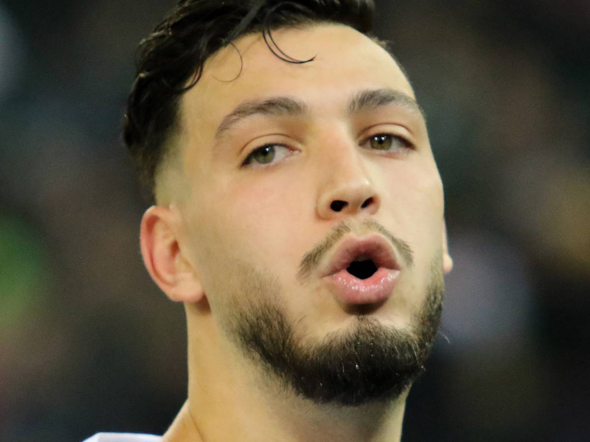 Gladbachs Ramy Bensebaini schaut erstaunt.