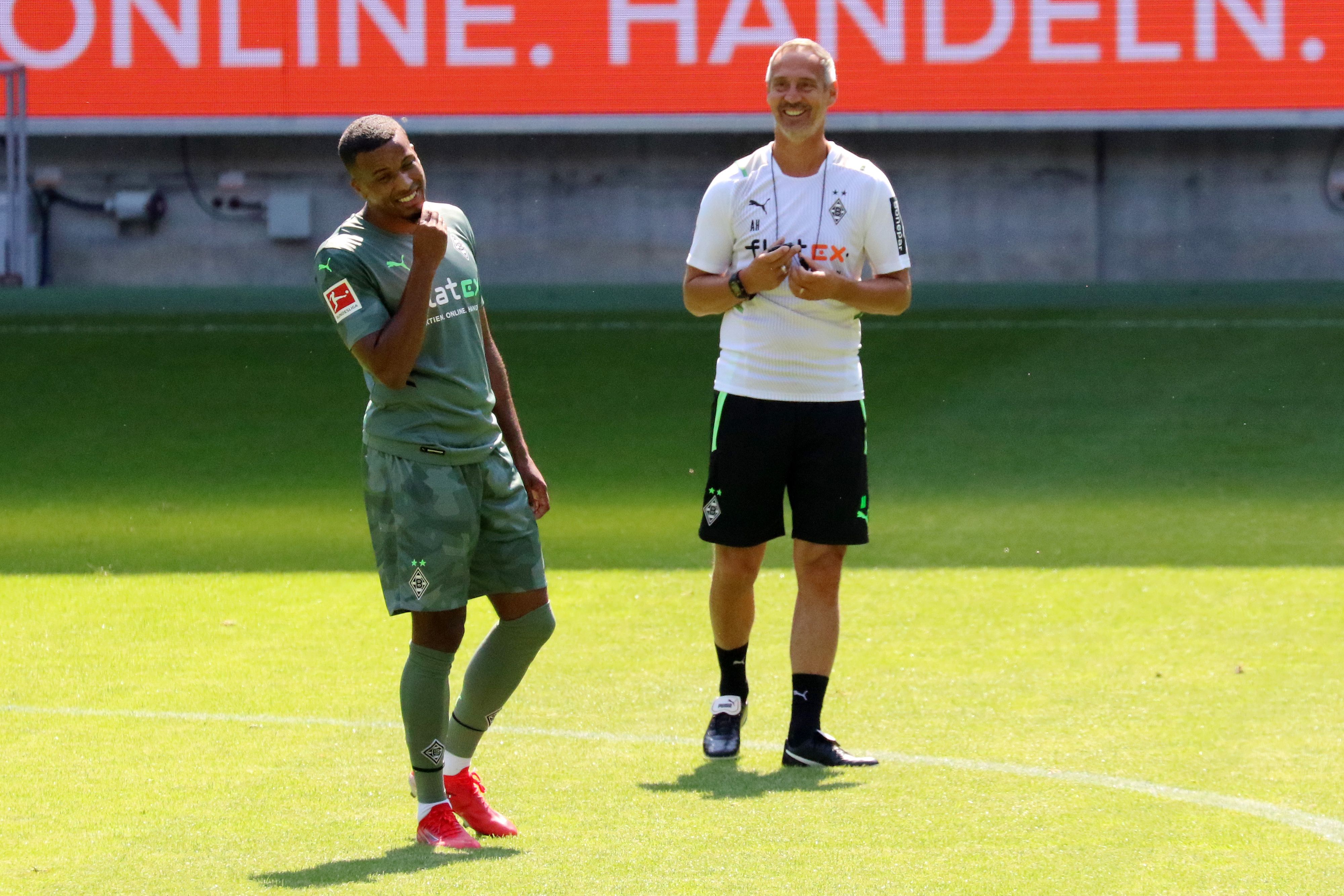 03.07.2021, Mönchengladbach, GER, Fussball, Herren, BL, Saison 2021/2022, Borussia Moenchengladbach

Training

Alassane Plea (Gladbach) Trainer Adi Hütter / Huetter (Gladbach)