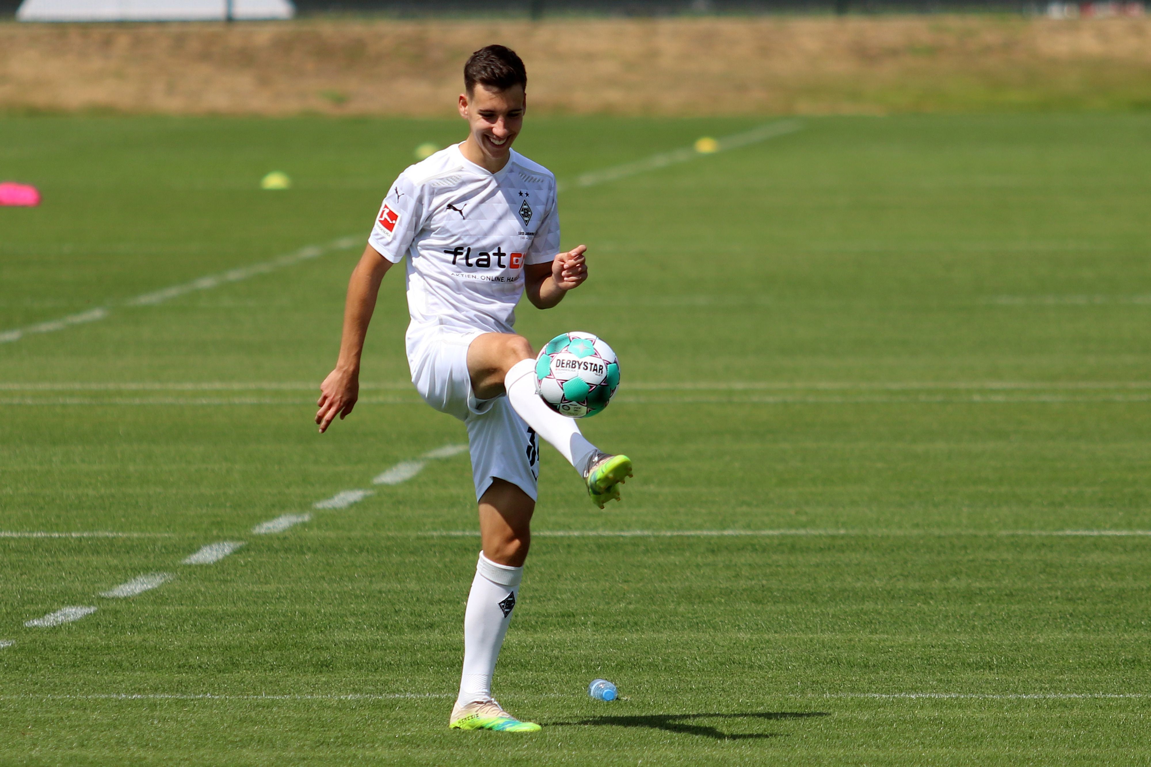 Conor Noß hält im Training der Fohlenelf den Ball hoch.