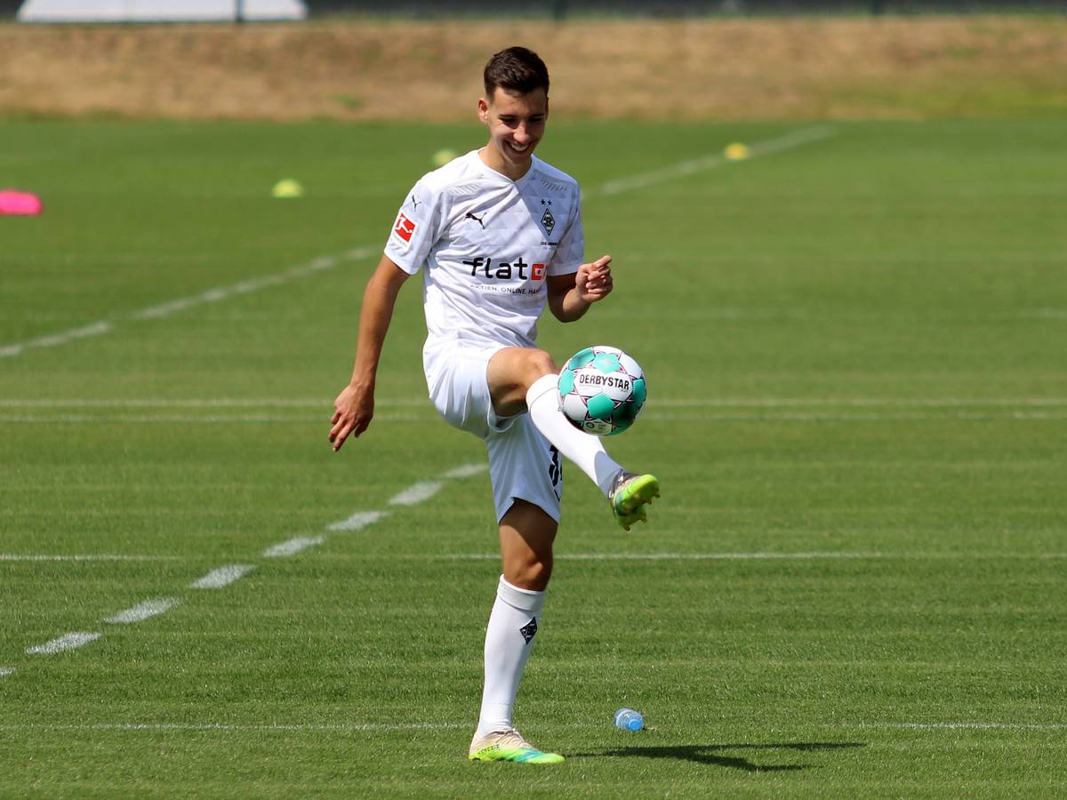 Conor Noß hält im Training der Fohlenelf den Ball hoch.