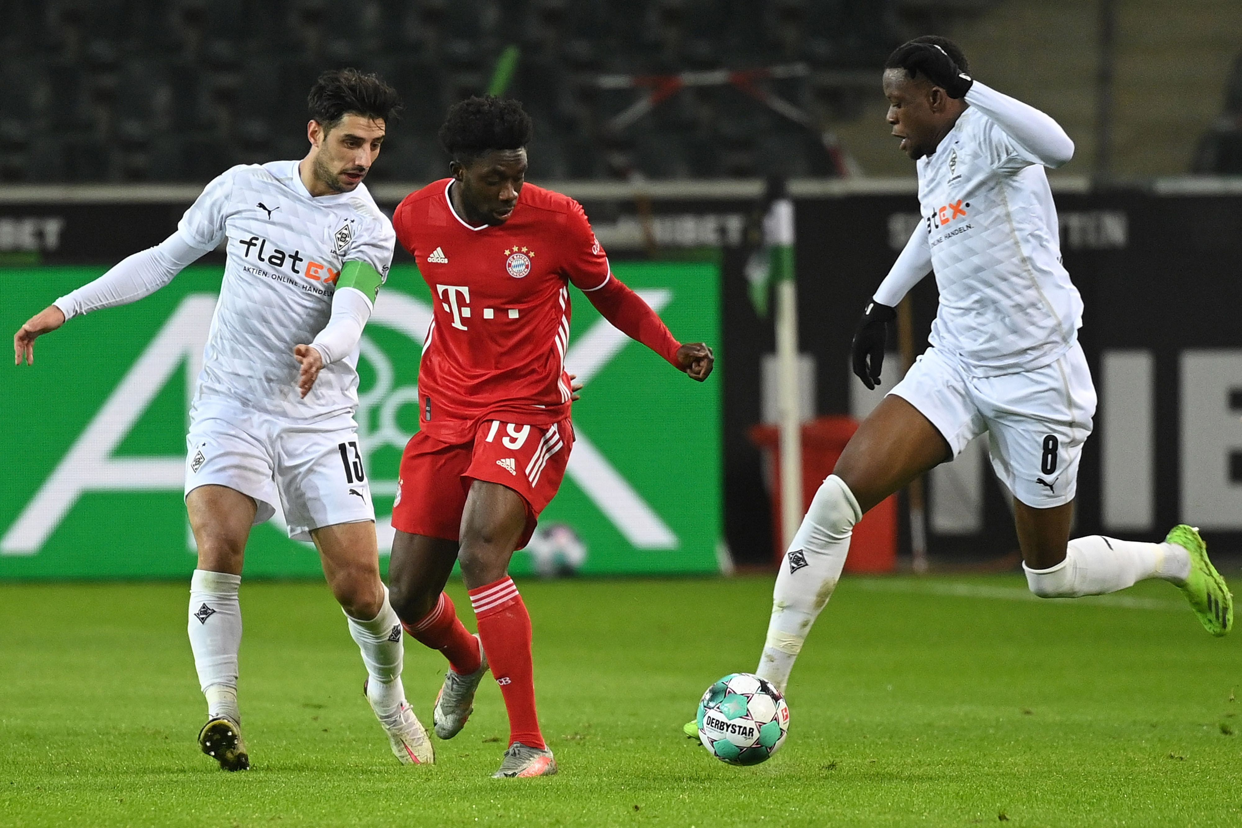 Das Foto zeigt Gladbachs Lars Stindl (l.) und Denis Zakaria (r.) im Zweikampf mit Bayerns Alphonso Davies (Mitte) am 8. Januar 2021 im Borussia-Park.