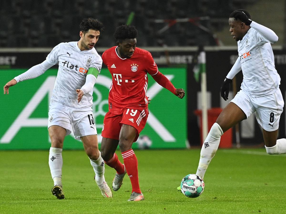 Das Foto zeigt Gladbachs Lars Stindl (l.) und Denis Zakaria (r.) im Zweikampf mit Bayerns Alphonso Davies (Mitte) am 8. Januar 2021 im Borussia-Park.