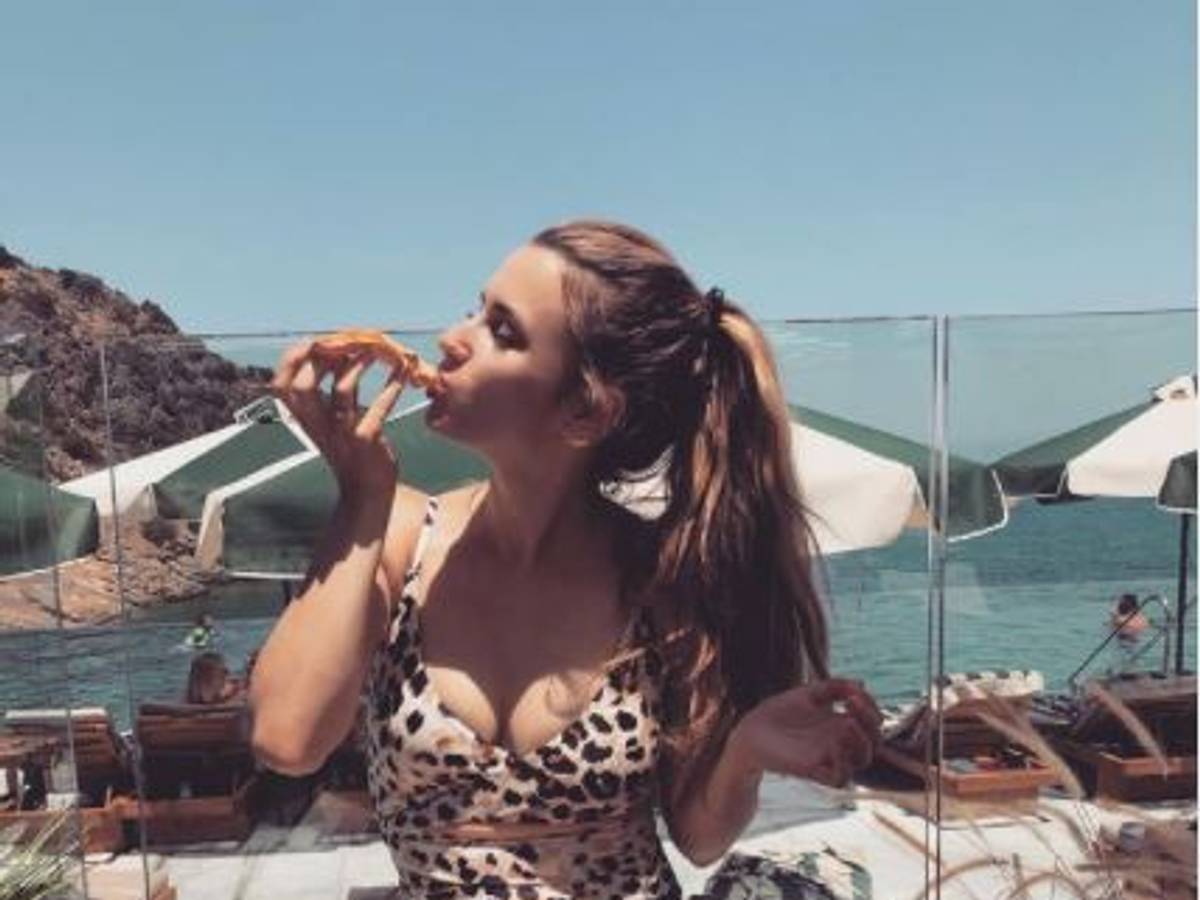 Chrissy Ginter genießt ein Stück Pizza im Griechenland-Urlaub.