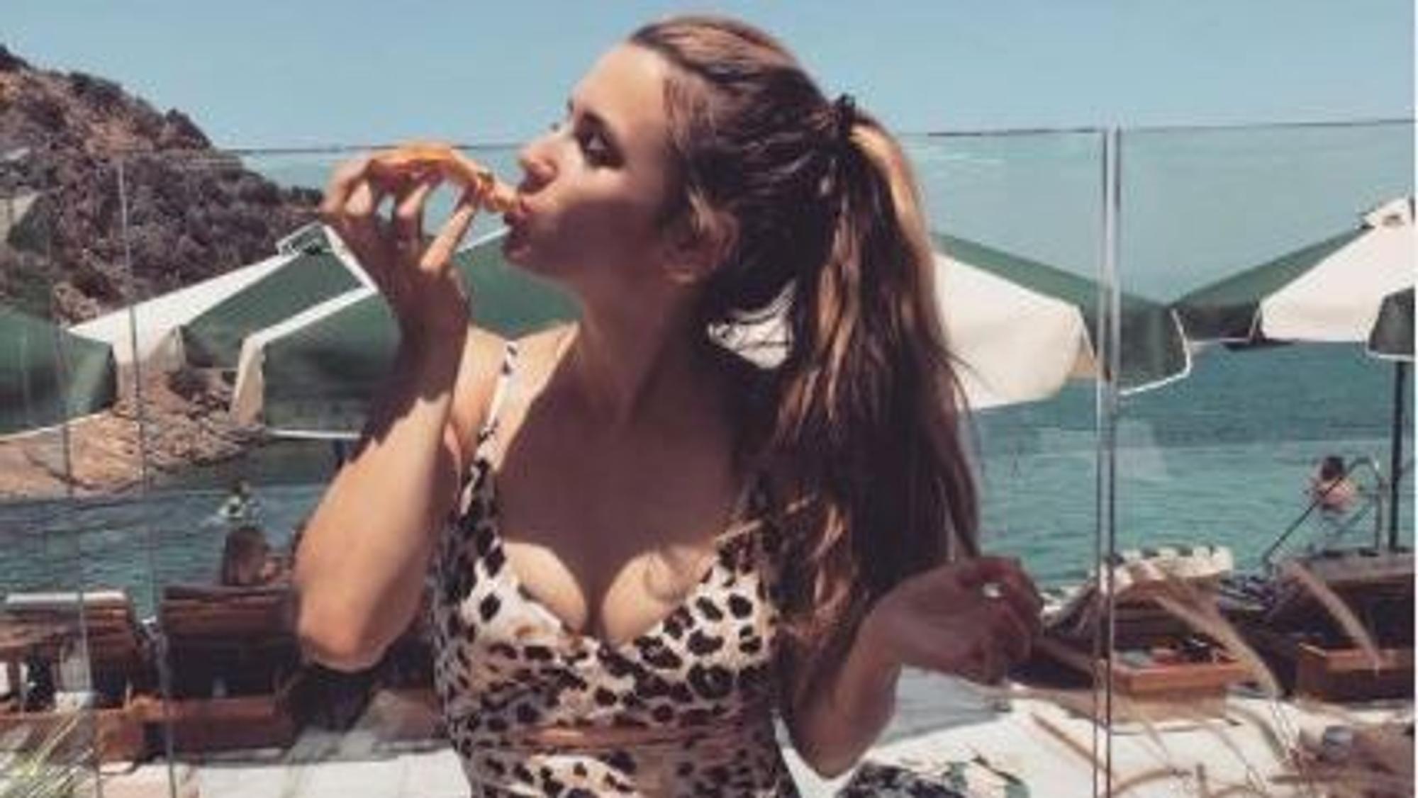 Chrissy Ginter genießt ein Stück Pizza im Griechenland-Urlaub.