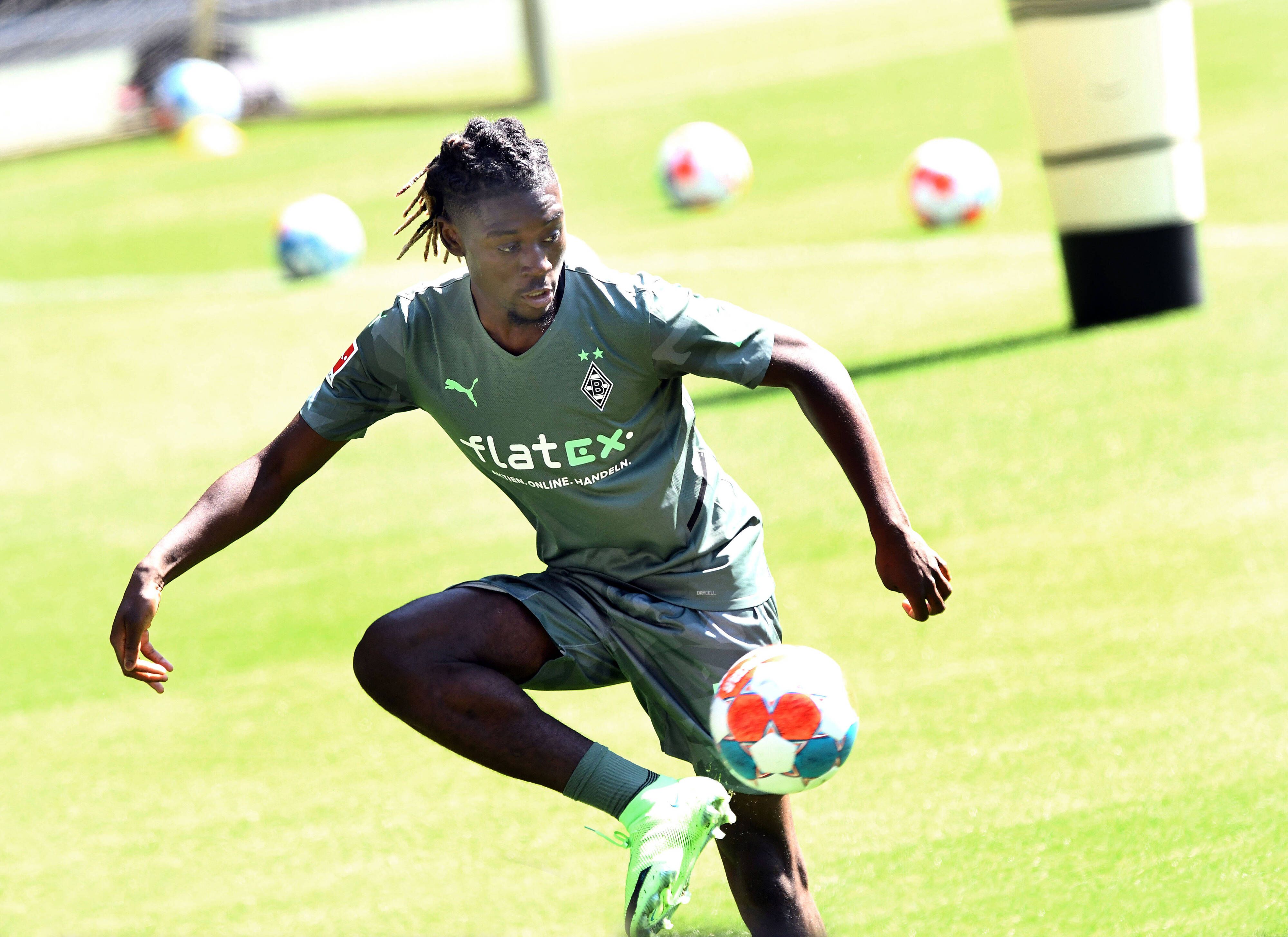 Gladbach-Neuzugang Kouadio Manu Koné am Ball beim Trainingsauftakt bei Borussia Mönchengladbach 03.07.20121 im Borussia-Park.