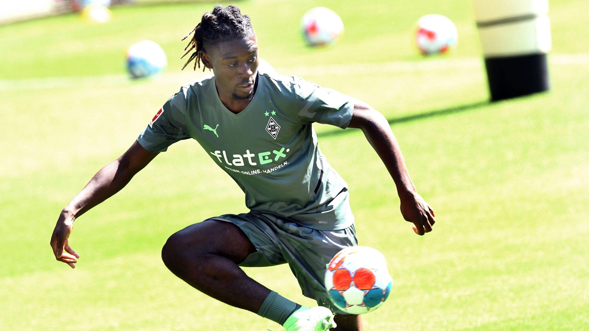 Gladbach-Neuzugang Kouadio Manu Koné am Ball beim Trainingsauftakt bei Borussia Mönchengladbach 03.07.20121 im Borussia-Park.