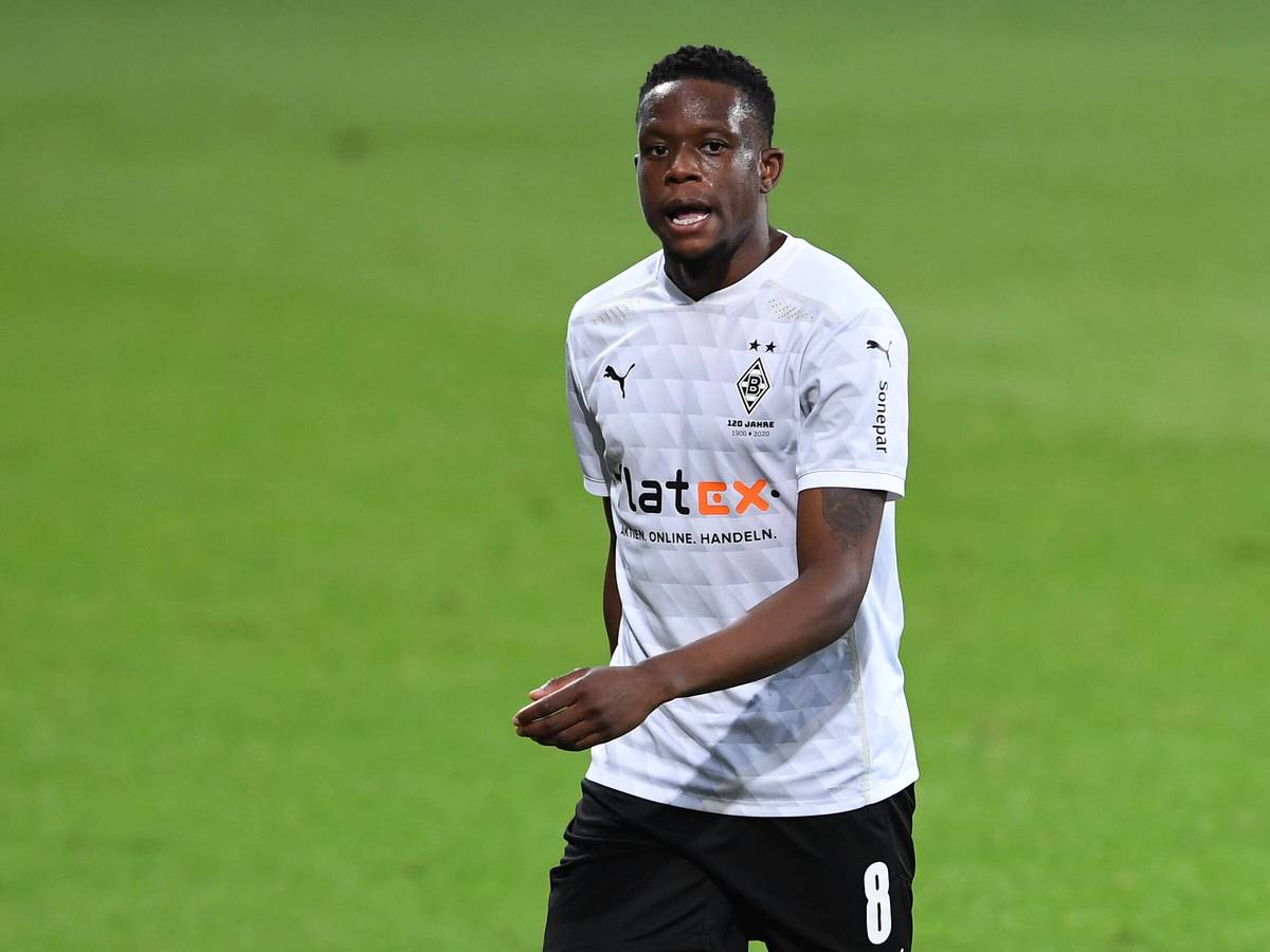 Gladbachs Denis Zakaria läuft im Borussen-Trikot über den grünen Rasen.