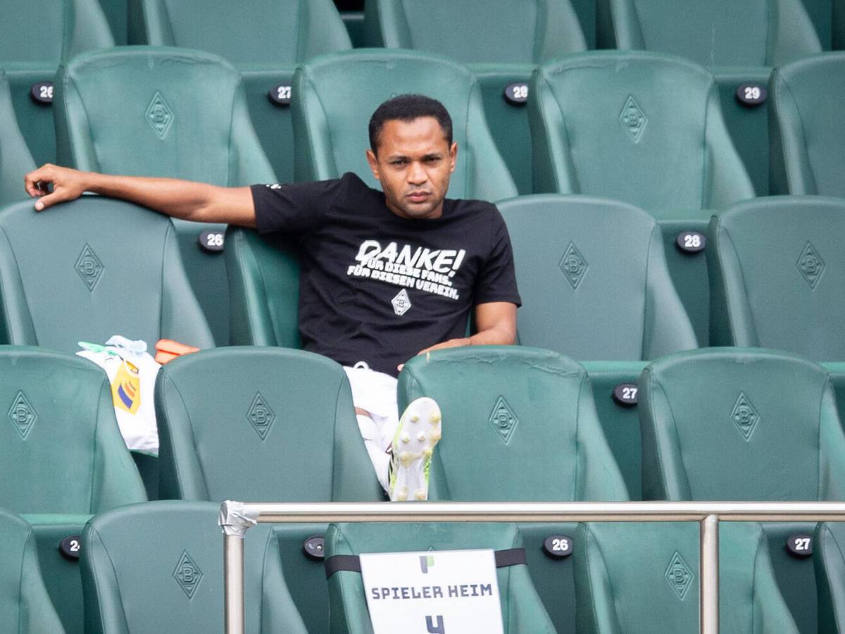 Raffael sitzt auf der Tribüne im Borussia-Park und trägt ein „Danke“-Borussiashirt.