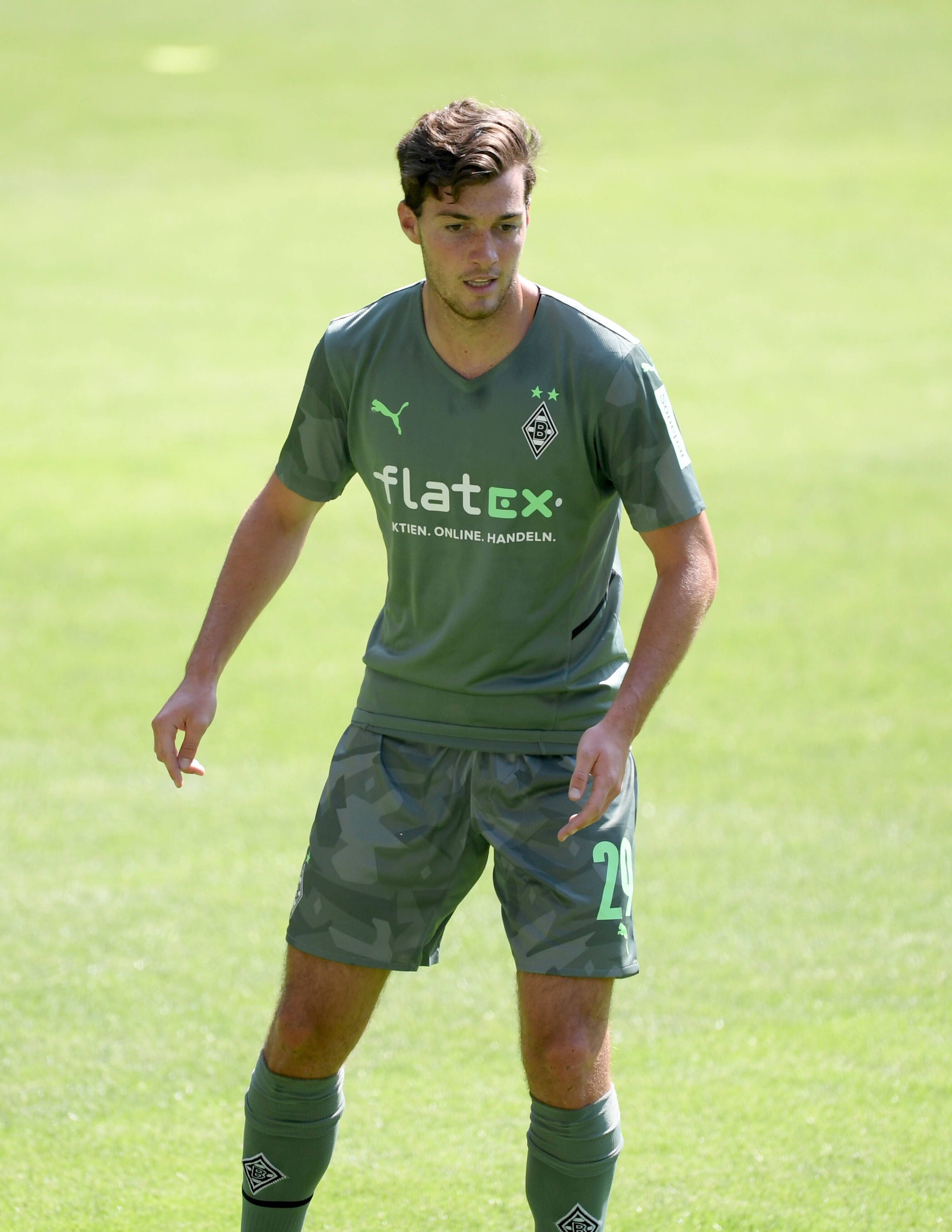 Joe Scally im Gladbach-Trikot auf dem grünen Rasen beim Trainingsauftakt der Gladbacher am 3. Juli.