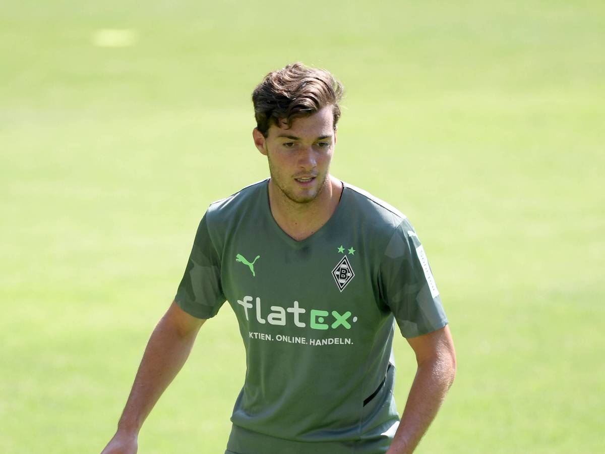 Joe Scally im Gladbach-Trikot auf dem grünen Rasen beim Trainingsauftakt der Gladbacher am 3. Juli.