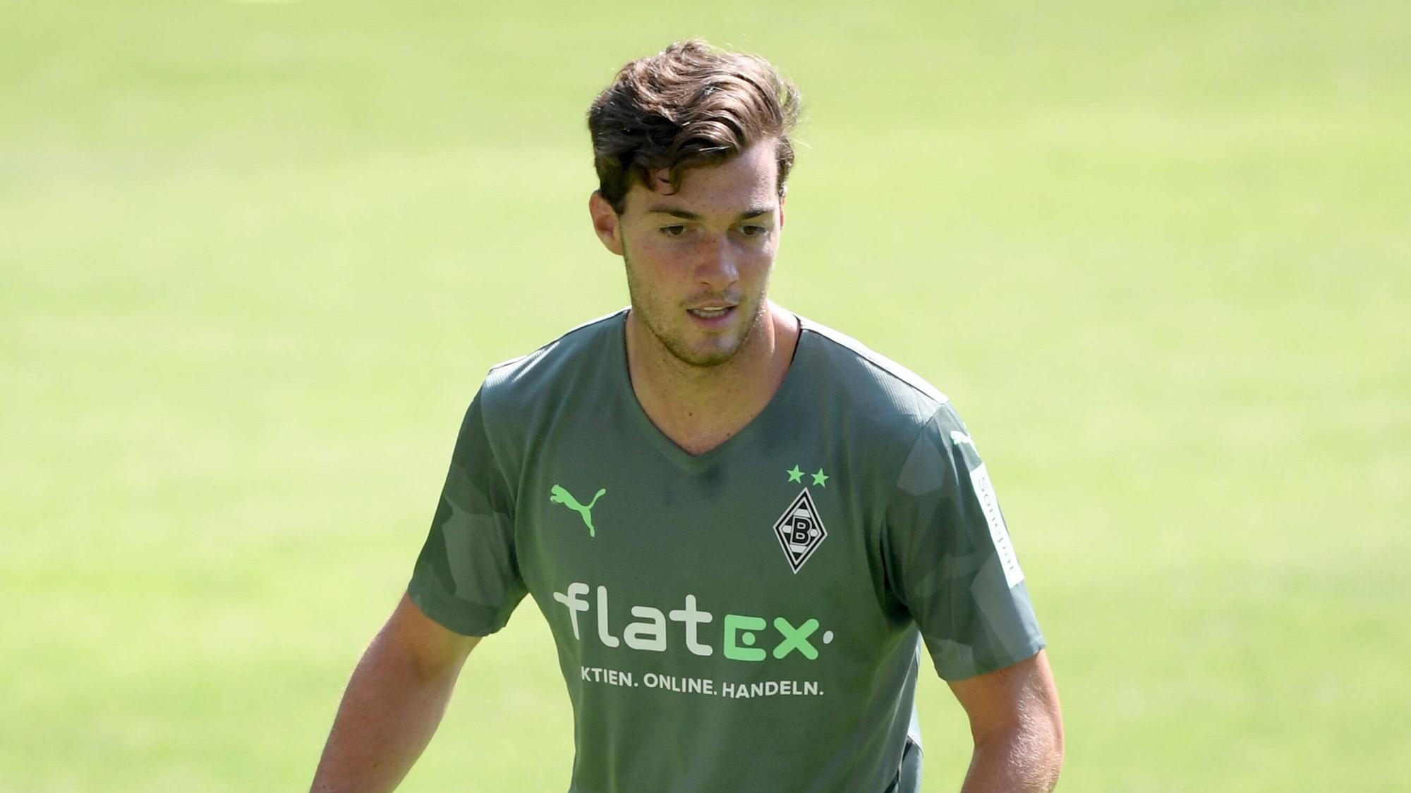 Joe Scally im Gladbach-Trikot auf dem grünen Rasen beim Trainingsauftakt der Gladbacher am 3. Juli.