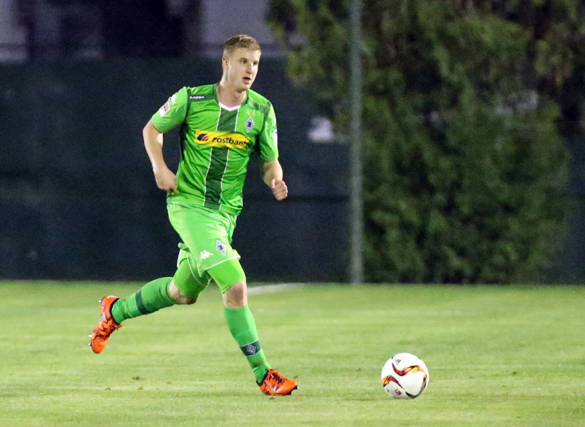 Martin Hinteregger am Ball, im Trainingslager in Belek am 12. Januar 2016 im Testspiel gegen Hertha BSC.