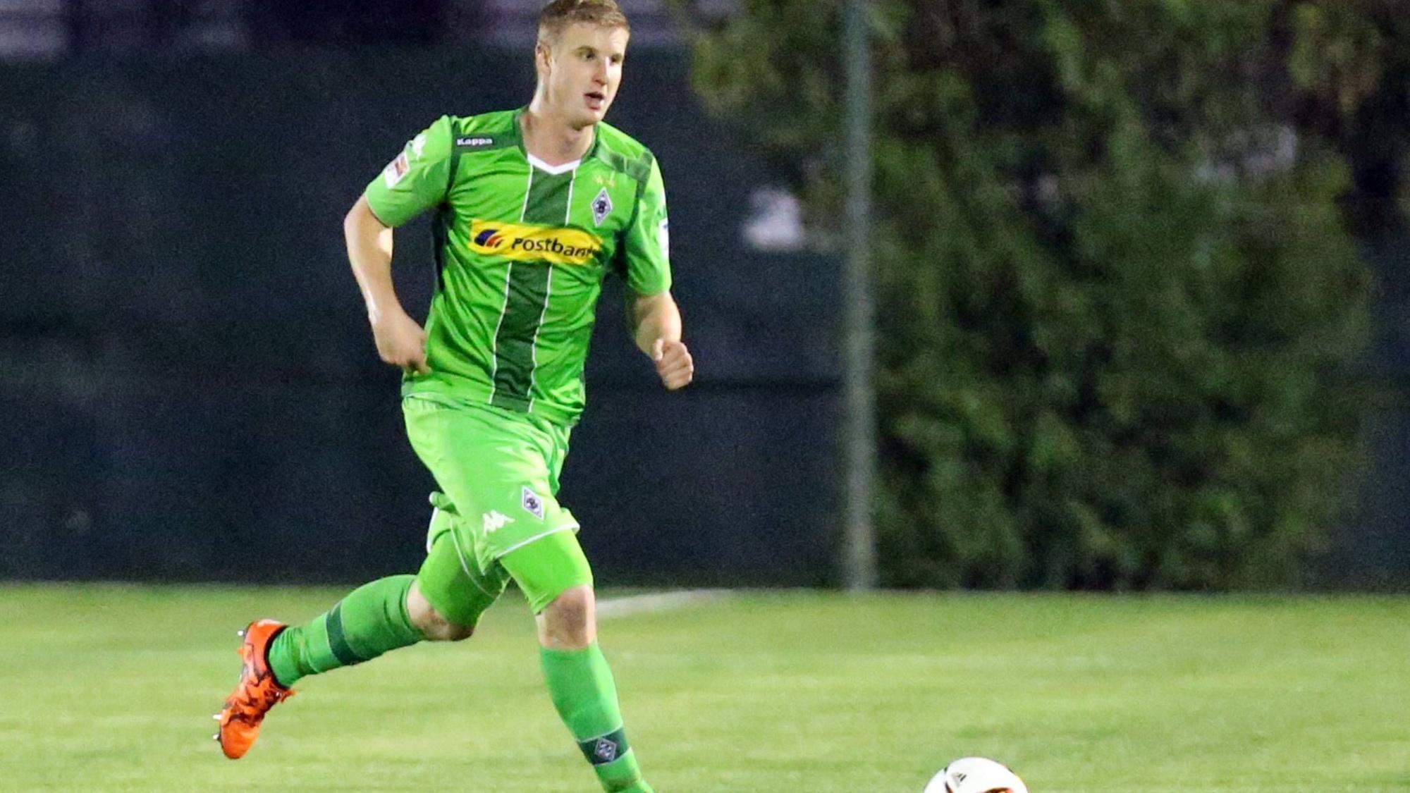 Martin Hinteregger am Ball, im Trainingslager in Belek am 12. Januar 2016 im Testspiel gegen Hertha BSC.