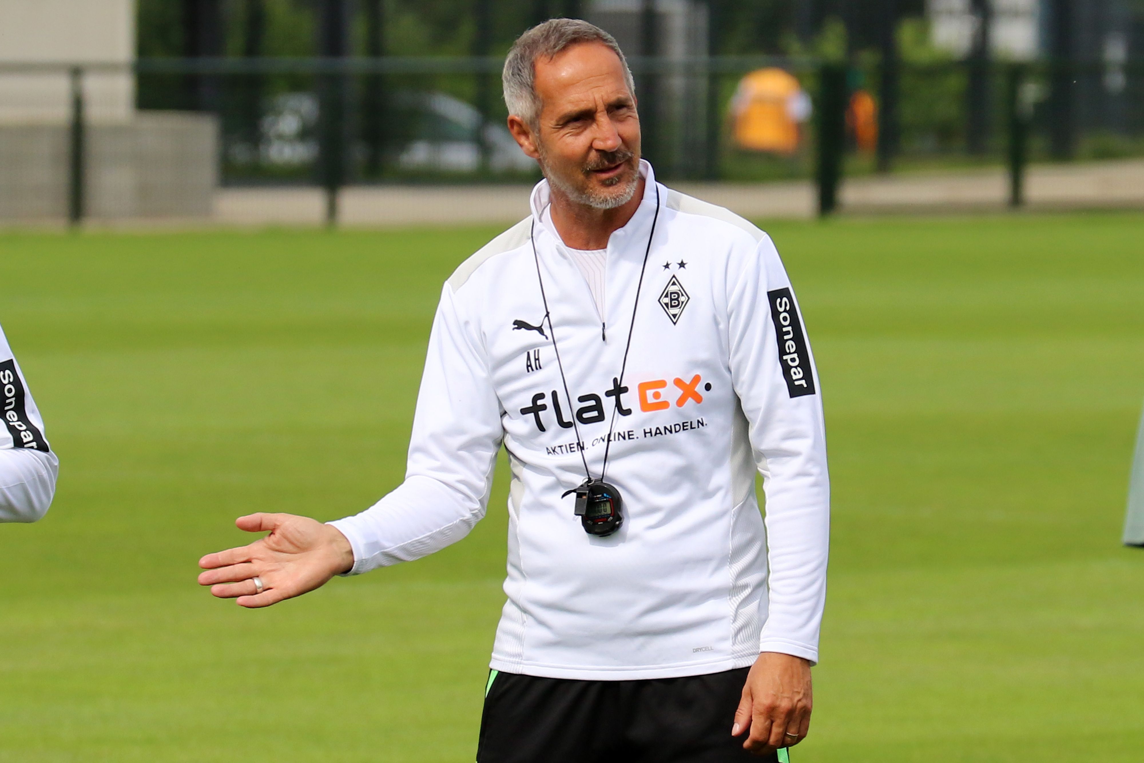 Gladbach-Trainer Adi Hütter erklärt im Training im Borussia-Park am 8. Juli 2021 seiner Mannschaft etwas.