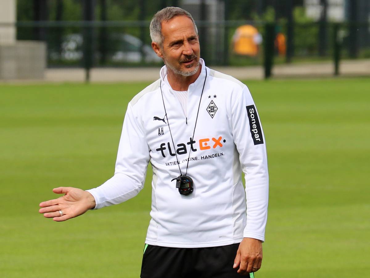 Gladbach-Trainer Adi Hütter erklärt im Training im Borussia-Park am 8. Juli 2021 seiner Mannschaft etwas.