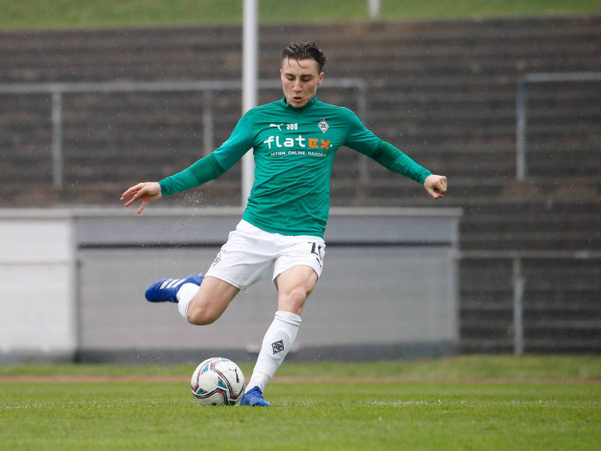 Rocco Reitz trägt das Gladbach-Trikot und schießt den Ball.