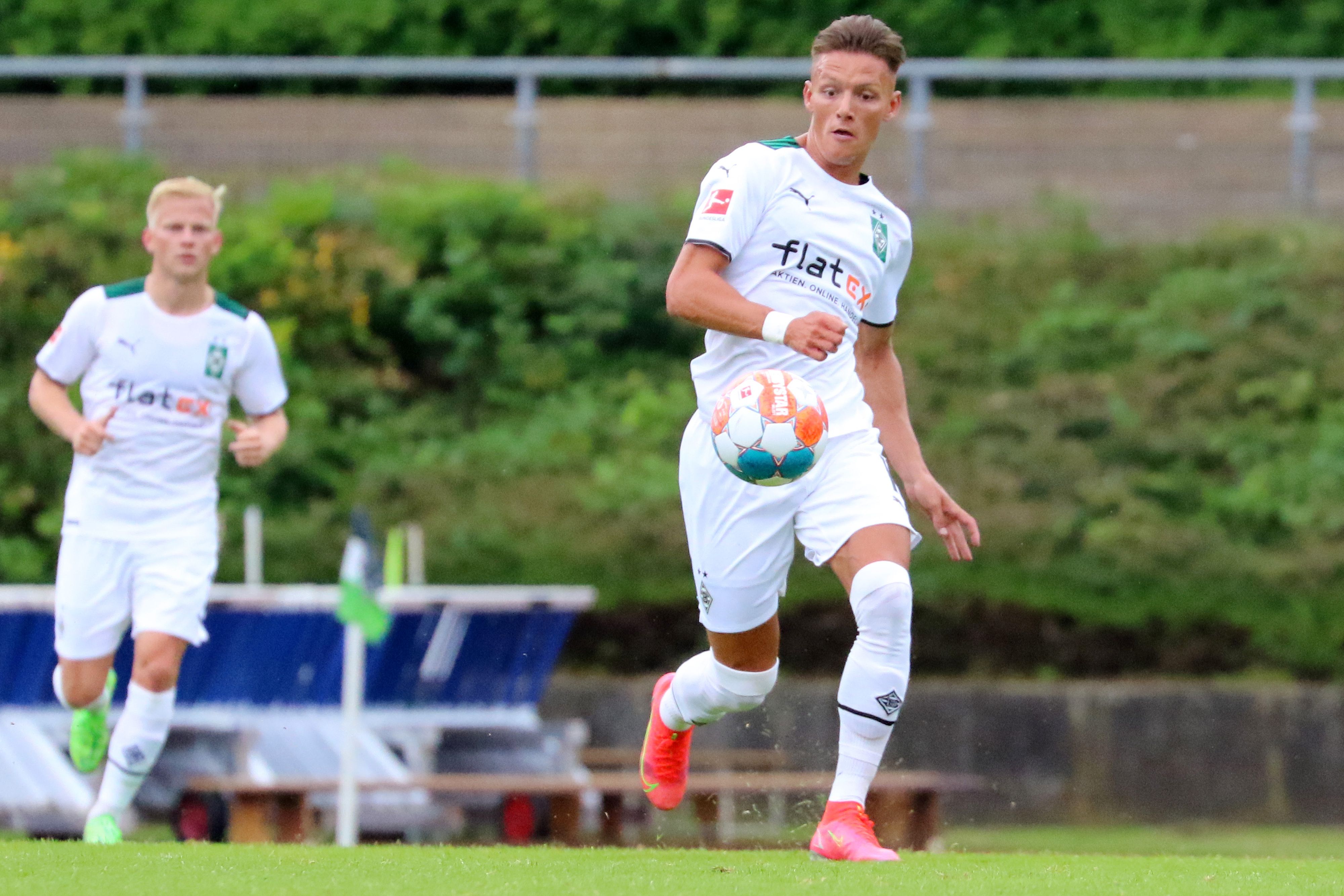 Hannes Wolf läuft und hat den Ball vor sich im Testspiel gegen Viktoria Köln am 10. Juli 2021.