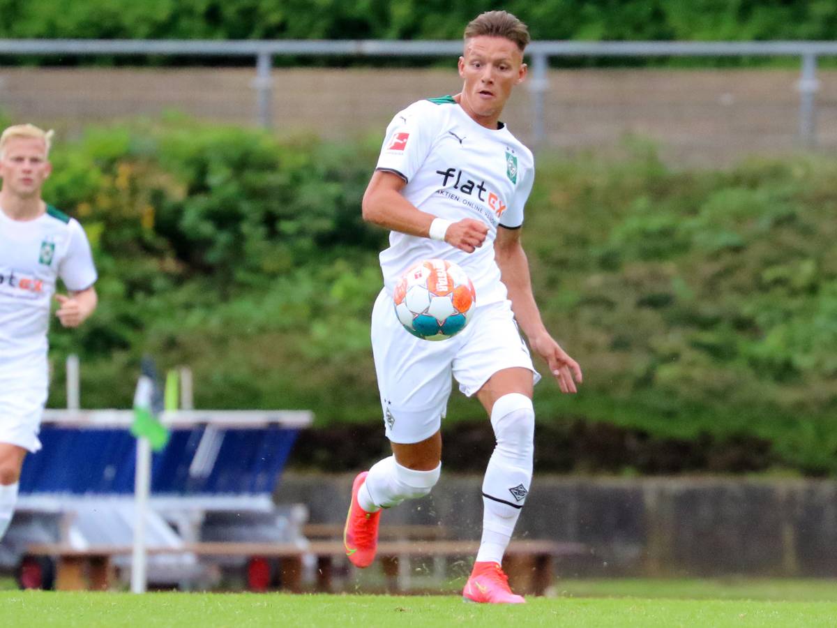 Hannes Wolf läuft und hat den Ball vor sich im Testspiel gegen Viktoria Köln am 10. Juli 2021.