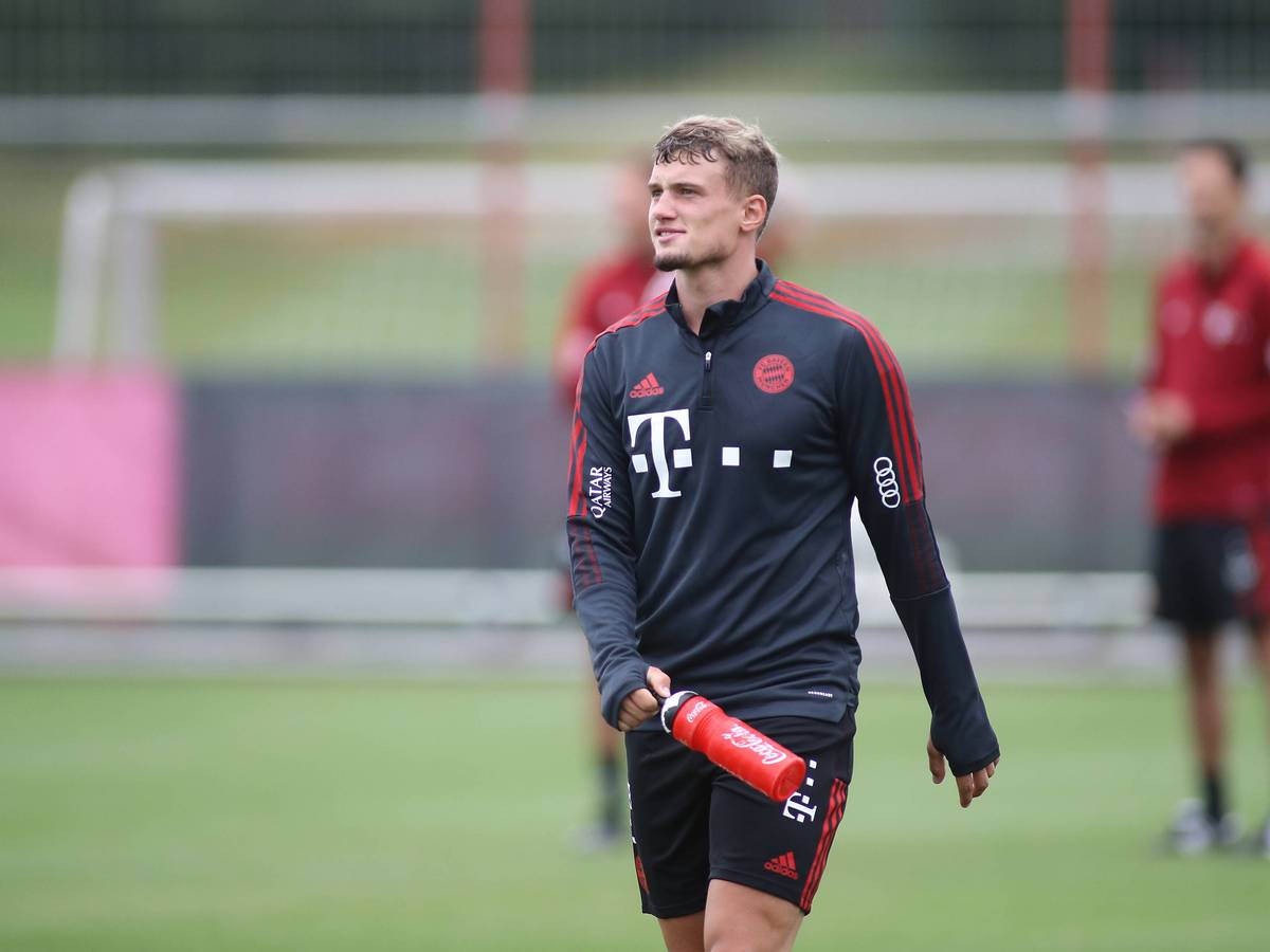 Michael Cuisance beim Training des FC Bayern München, läuft über den Platz und trägt eine rote Trinkflasche mit sich.