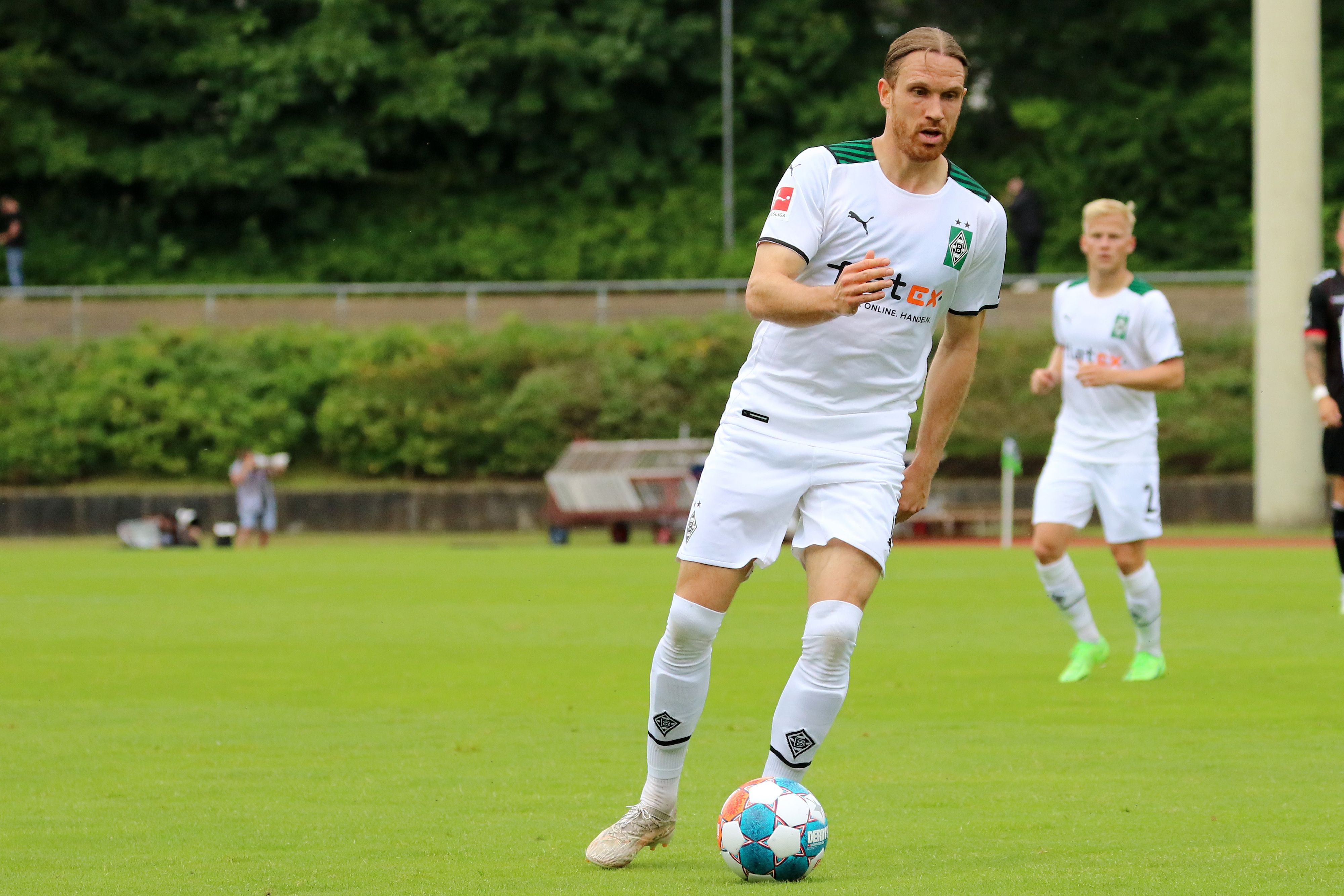 Michael Lang am Ball beim Testspiel der Fohlen gegen Viktoria Köln am 10. Juli 2021 im Rheydter Grenzlandstadion.