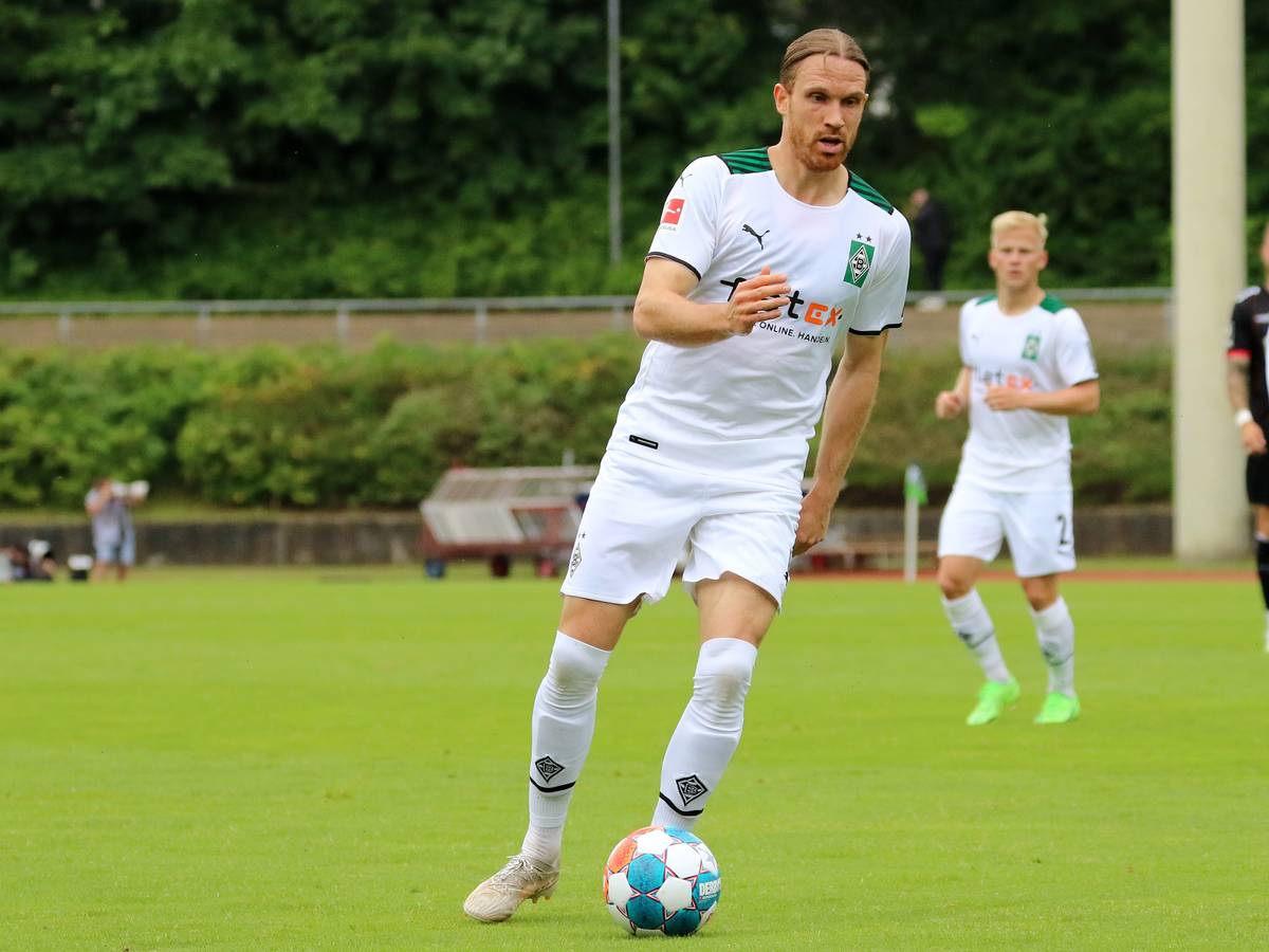 Michael Lang am Ball beim Testspiel der Fohlen gegen Viktoria Köln am 10. Juli 2021 im Rheydter Grenzlandstadion.
