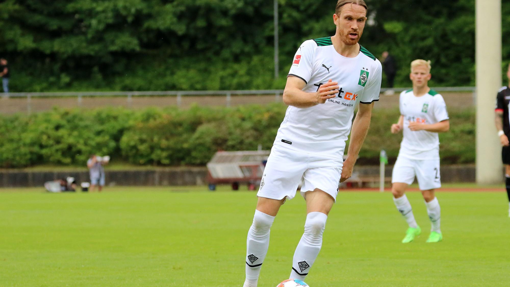 Michael Lang am Ball beim Testspiel der Fohlen gegen Viktoria Köln am 10. Juli 2021 im Rheydter Grenzlandstadion.