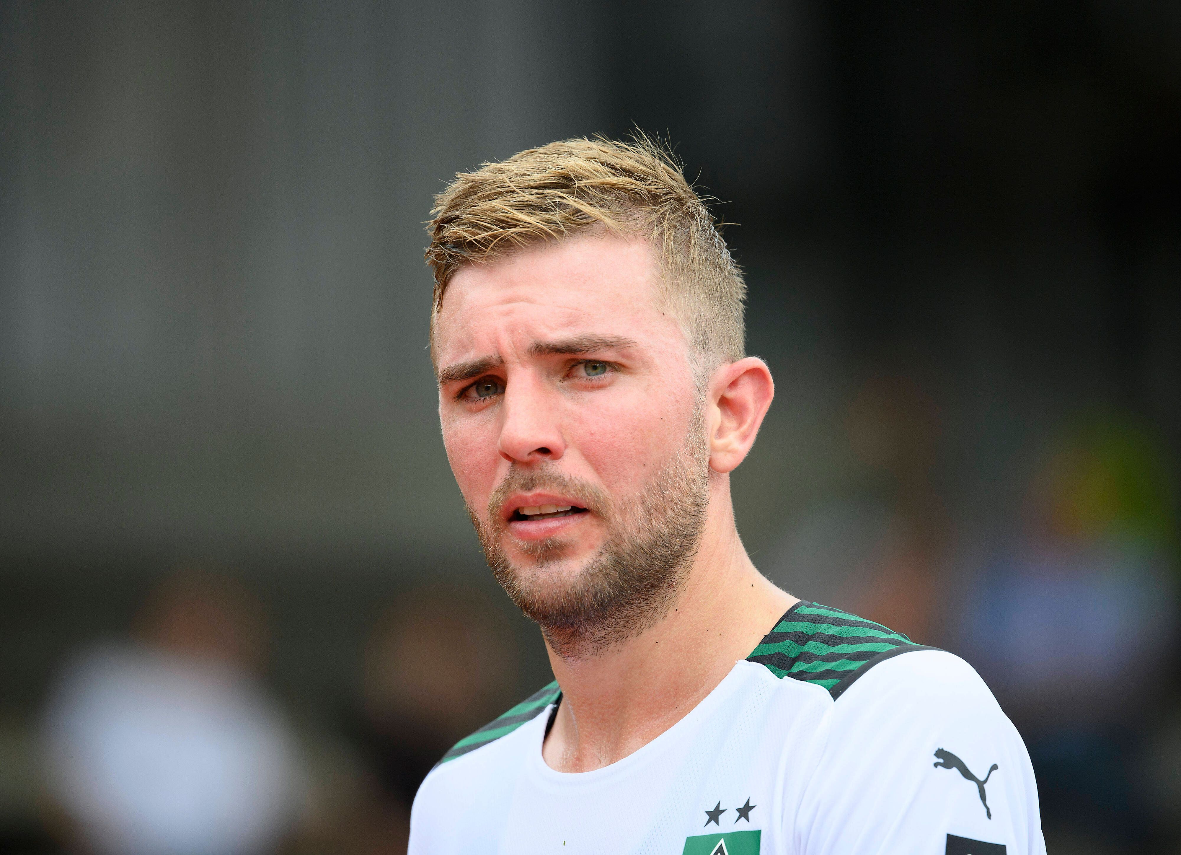 Gladbachs Christoph Kramer, hier beim Testspiel des VfL gegen Viktoria Köln am 10. Juli 2021, guckt skeptisch in die Kamera.