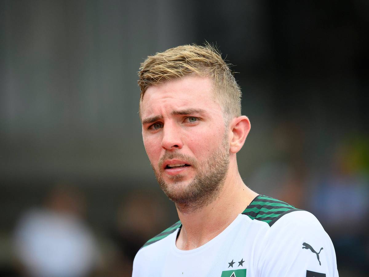 Gladbachs Christoph Kramer, hier beim Testspiel des VfL gegen Viktoria Köln am 10. Juli 2021, guckt skeptisch in die Kamera.