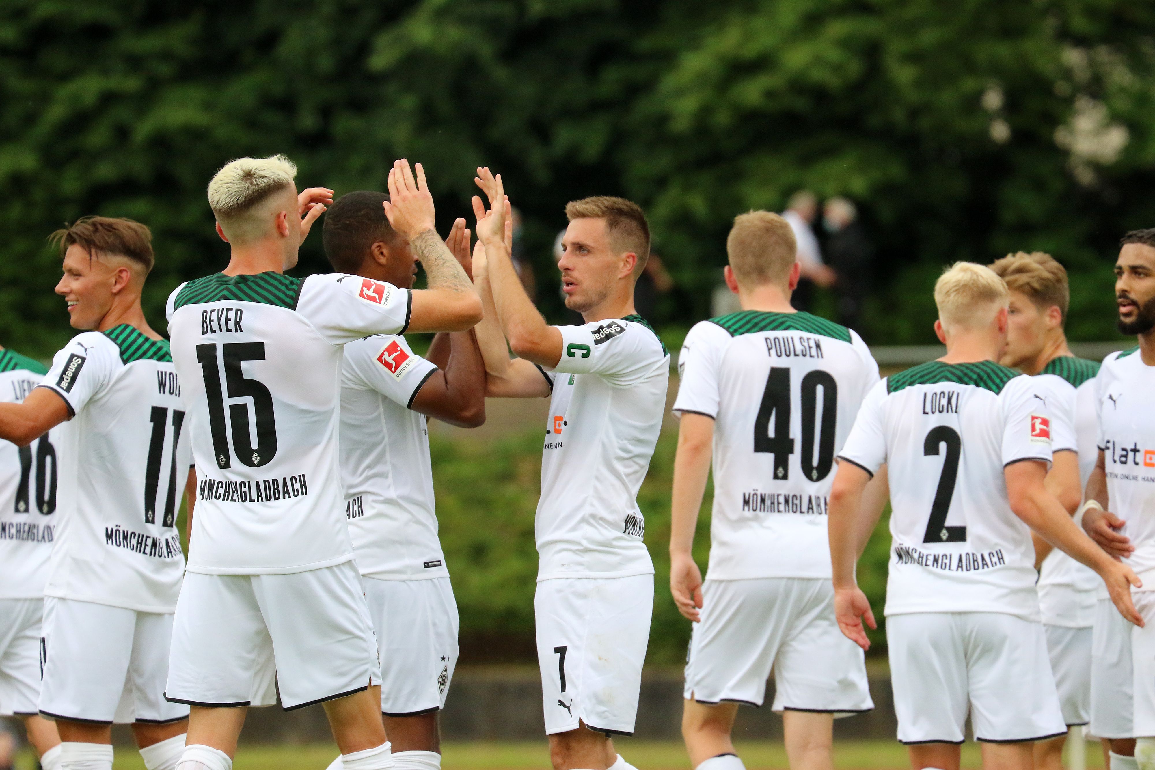 Gladbachs Spieler bejubelt das Tor von Patrick Herrmann (Mitte) beim Testspiel gegen Viktoria Köln (2:2) am 10. Juli 2021.