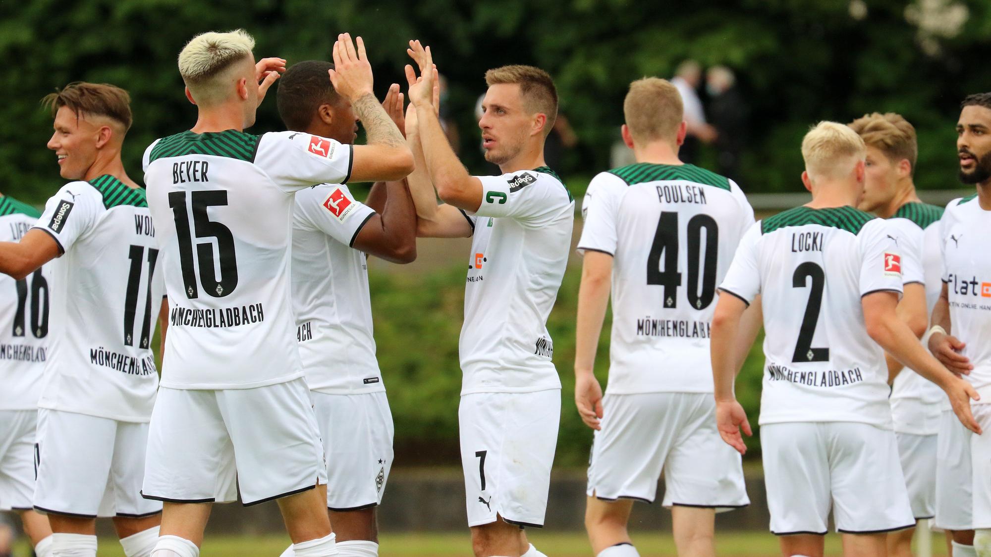 Gladbachs Spieler bejubelt das Tor von Patrick Herrmann (Mitte) beim Testspiel gegen Viktoria Köln (2:2) am 10. Juli 2021.