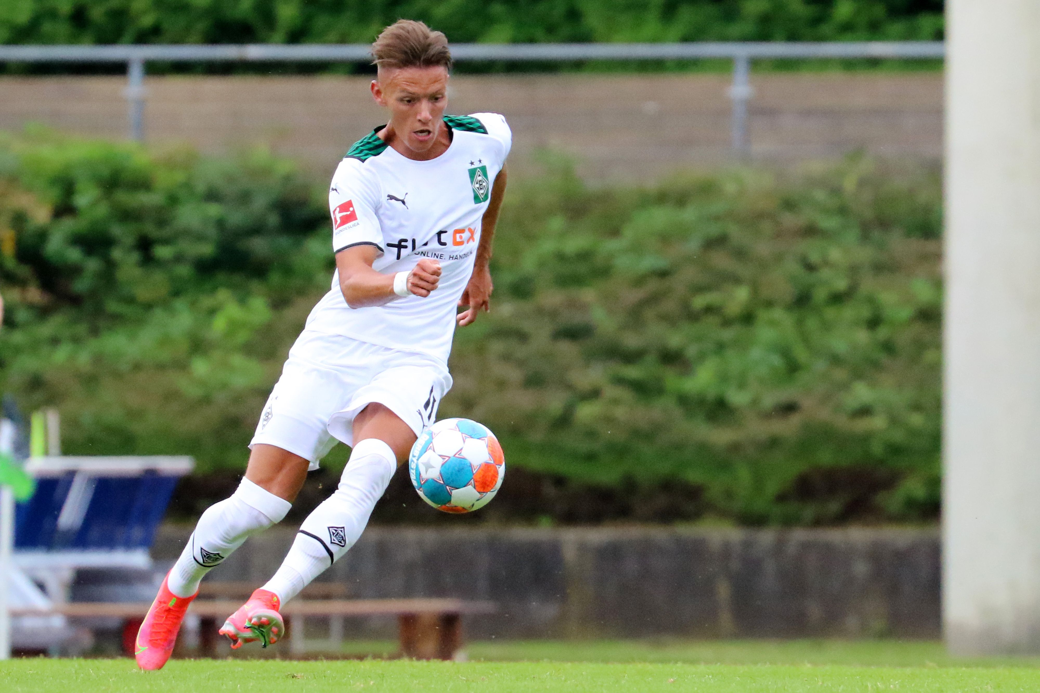 Hannes Wolf zeigte beim Testspiel gegen Viktoria Köln (2:2) am 10. Juli 2021 im Grenzlandstadion eine ansprechende Leistung. Das Foto zeigt ihn im Sprint mit Ball.