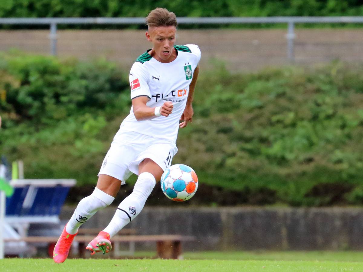 Hannes Wolf zeigte beim Testspiel gegen Viktoria Köln (2:2) am 10. Juli 2021 im Grenzlandstadion eine ansprechende Leistung. Das Foto zeigt ihn im Sprint mit Ball.