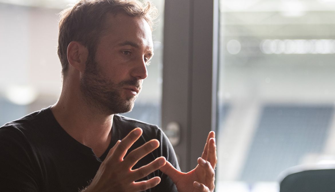 Christoph Schaefer gestikuliert mit den Händen und schaut nachdenklich.