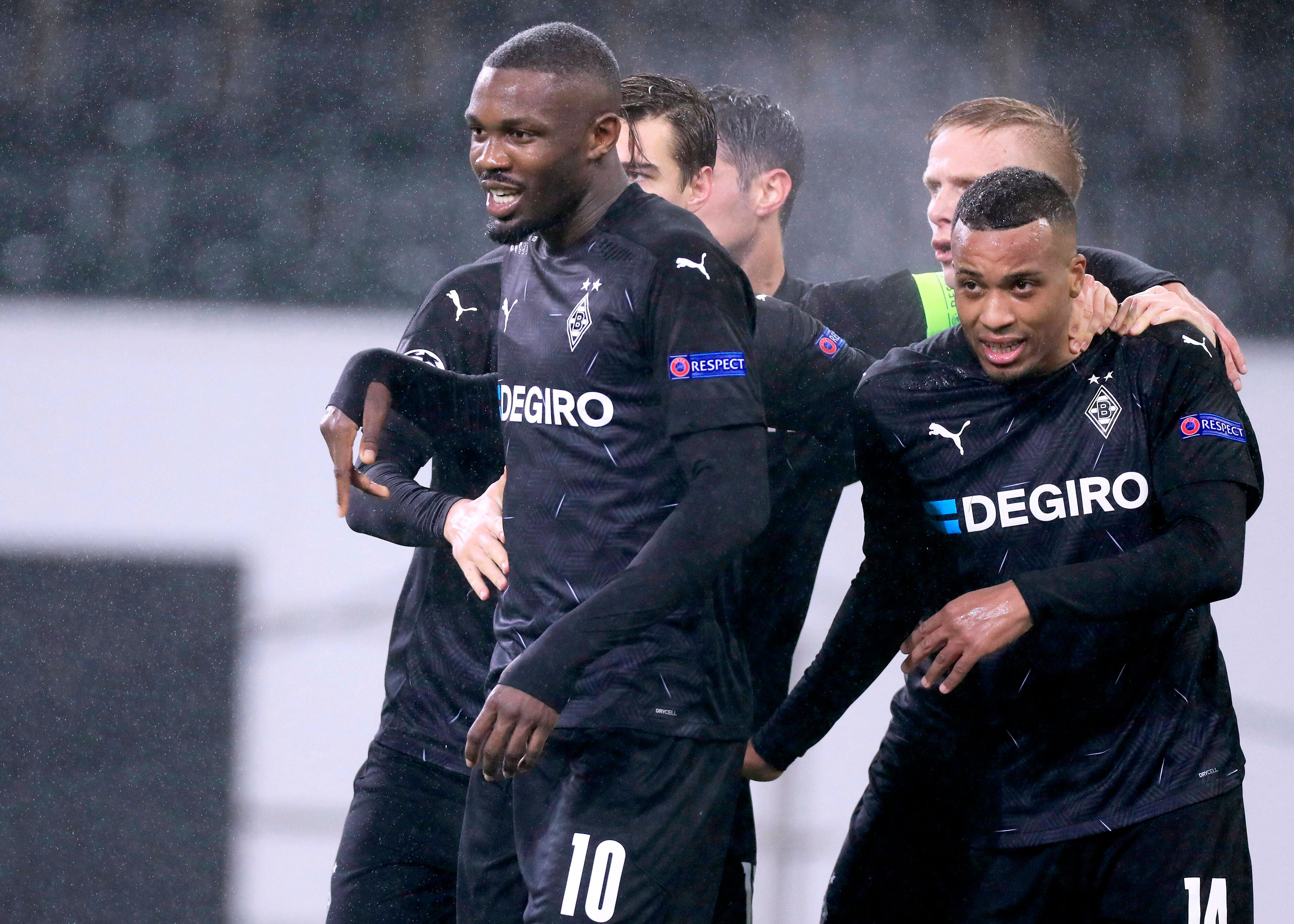 1. Dezember 2021: Marcus Thuram (links) und Alassane Plea (rechts) jubeln über einen Treffer gegen Inter Mailand in der Champions League.