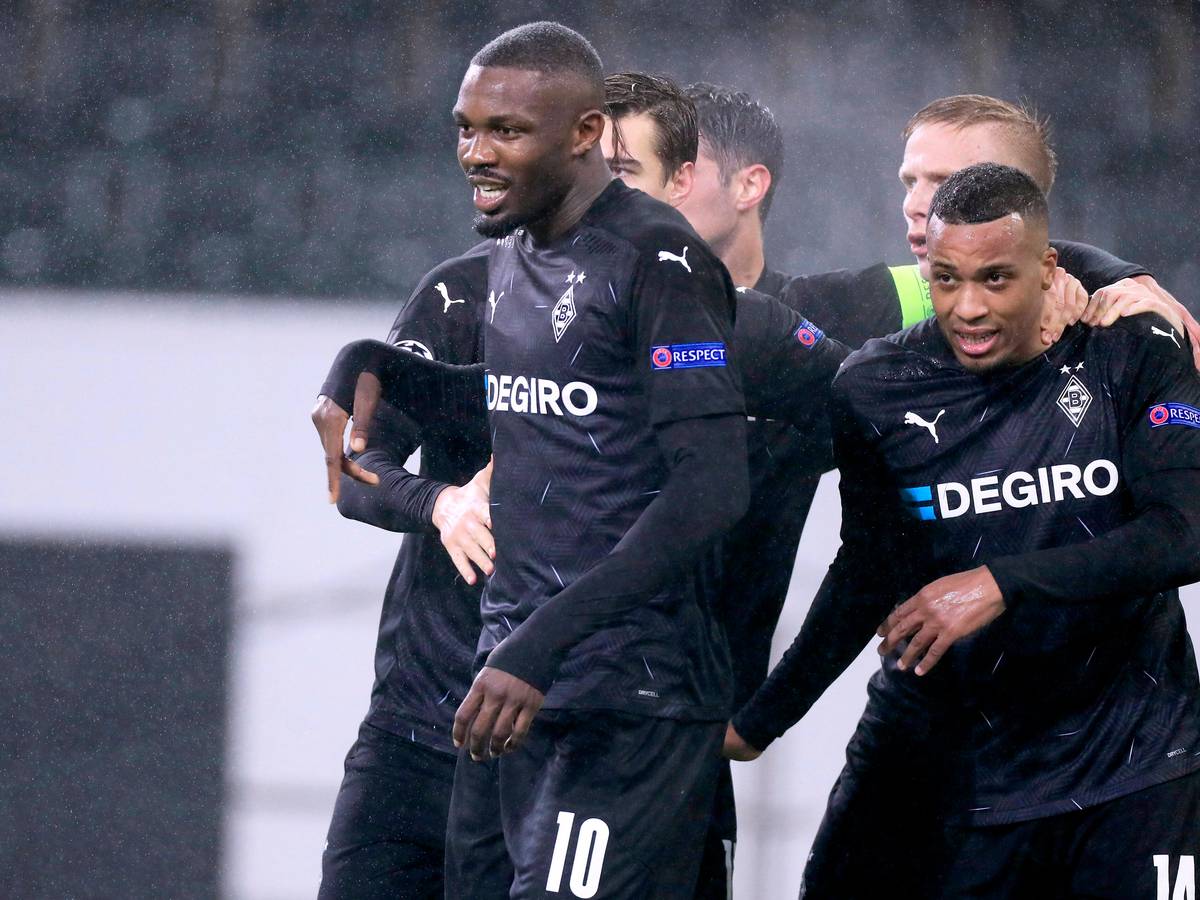 1. Dezember 2021: Marcus Thuram (links) und Alassane Plea (rechts) jubeln über einen Treffer gegen Inter Mailand in der Champions League.