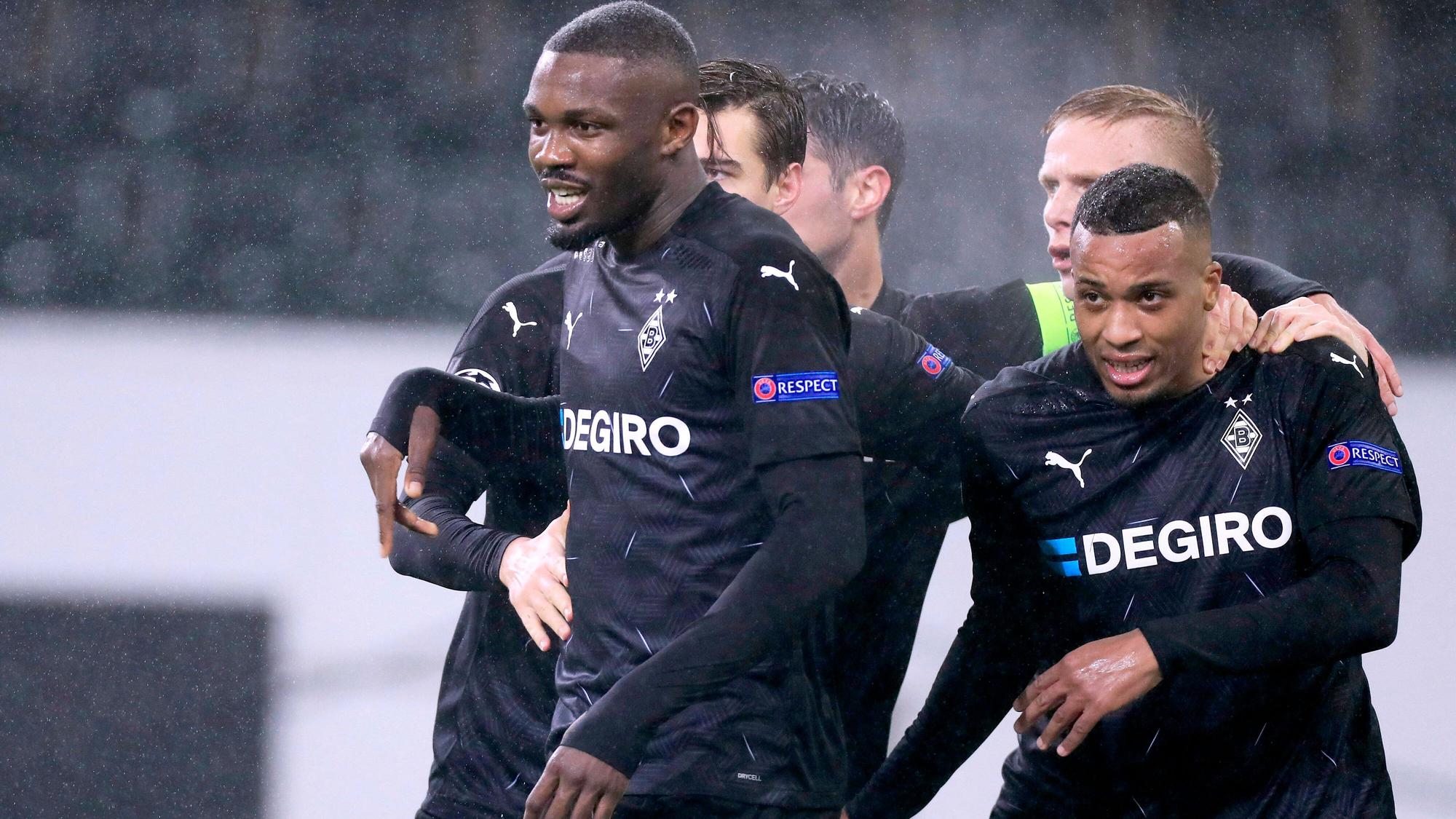 1. Dezember 2021: Marcus Thuram (links) und Alassane Plea (rechts) jubeln über einen Treffer gegen Inter Mailand in der Champions League.