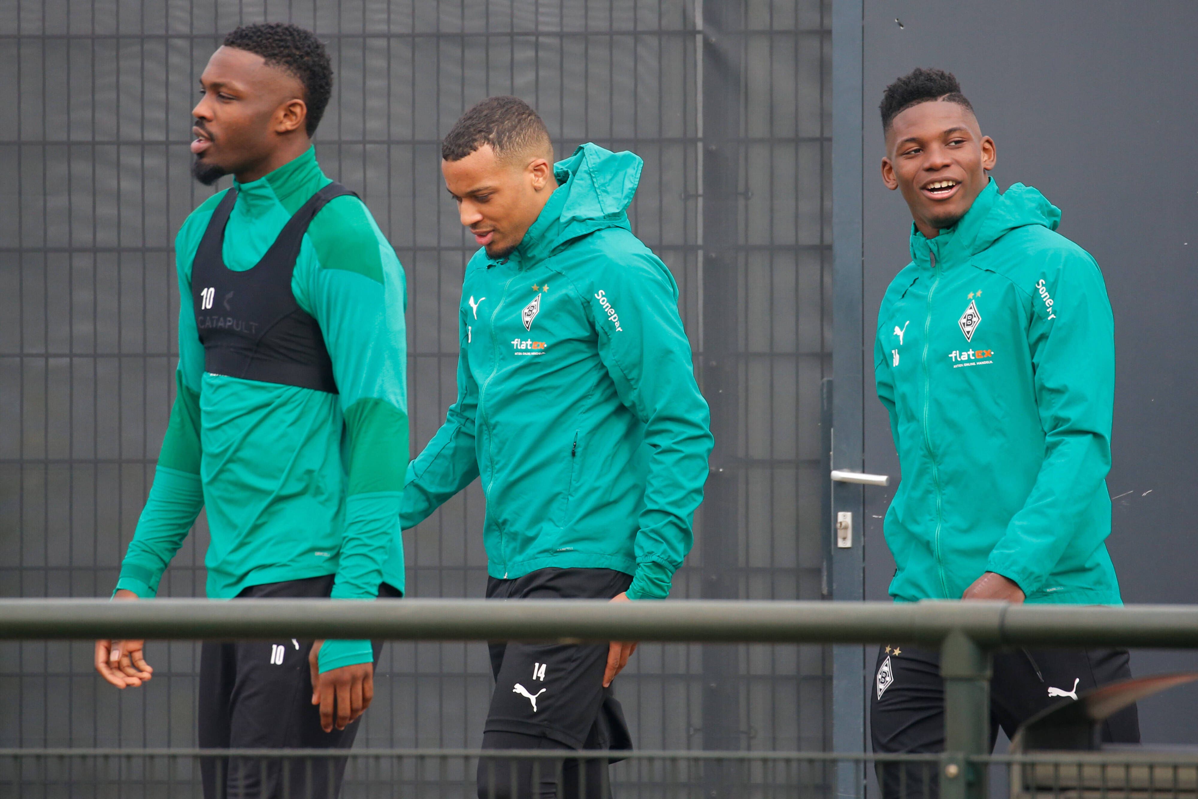 Borussias Stürmer Marcus Thuram (l.), Alassane Plea (Mitte) und Breel Embolo (rechts) am 23. Februar 2021 bei einer Trainingseinheit gut gelaunt im Borussia-Park beim betreten des Platzes.