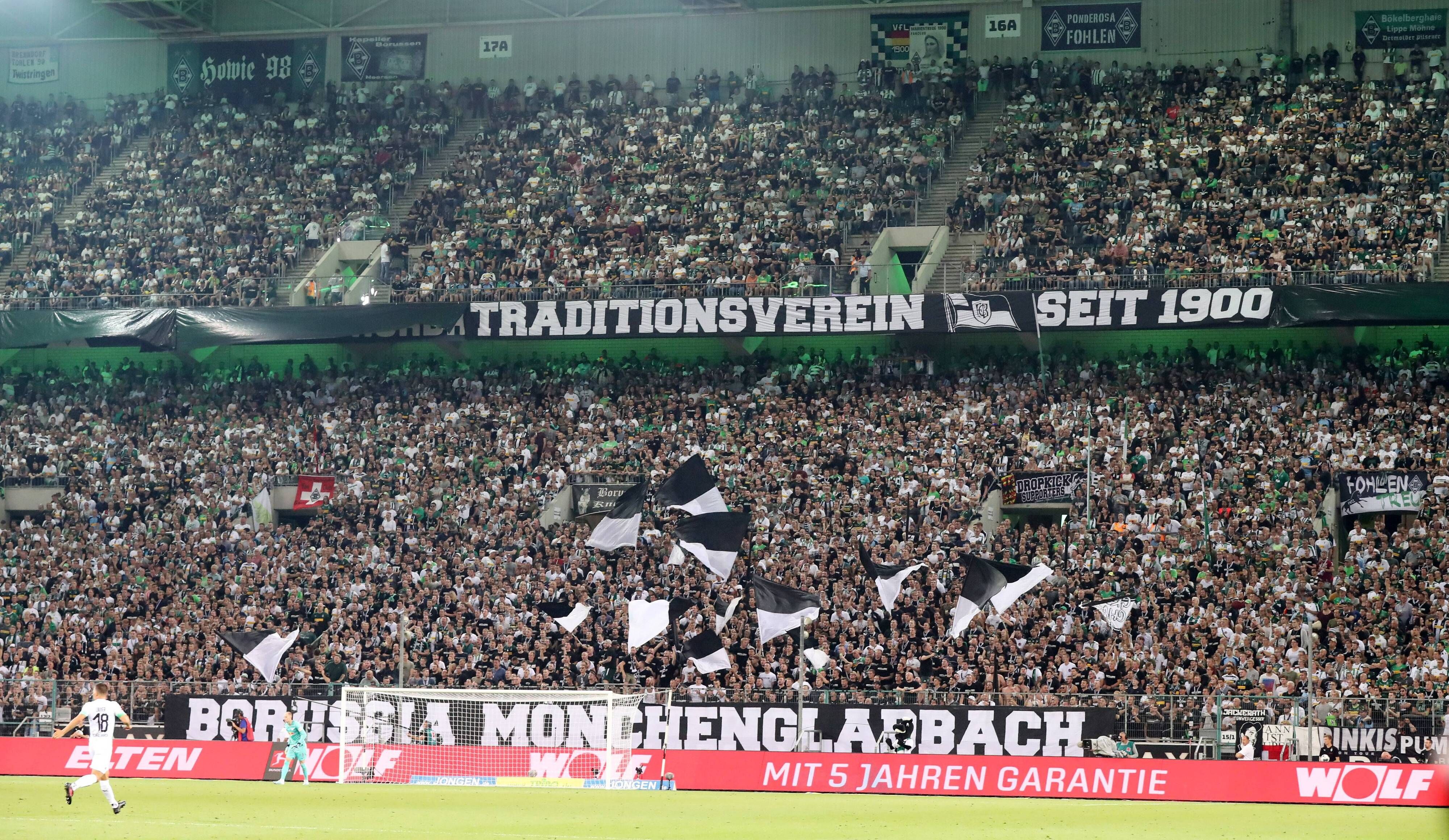 Die volle Nordkurve im Borussia-Park beim Bundesliga-Spiel zwischen Borussia Moönchengladbach und RB Leipzig am 30.08.2019.