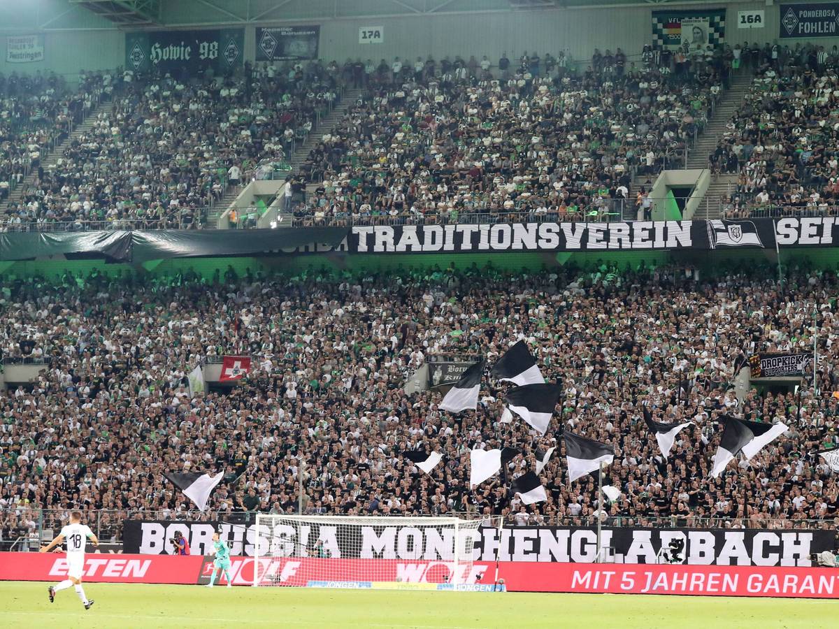 Die volle Nordkurve im Borussia-Park beim Bundesliga-Spiel zwischen Borussia Moönchengladbach und RB Leipzig am 30.08.2019.