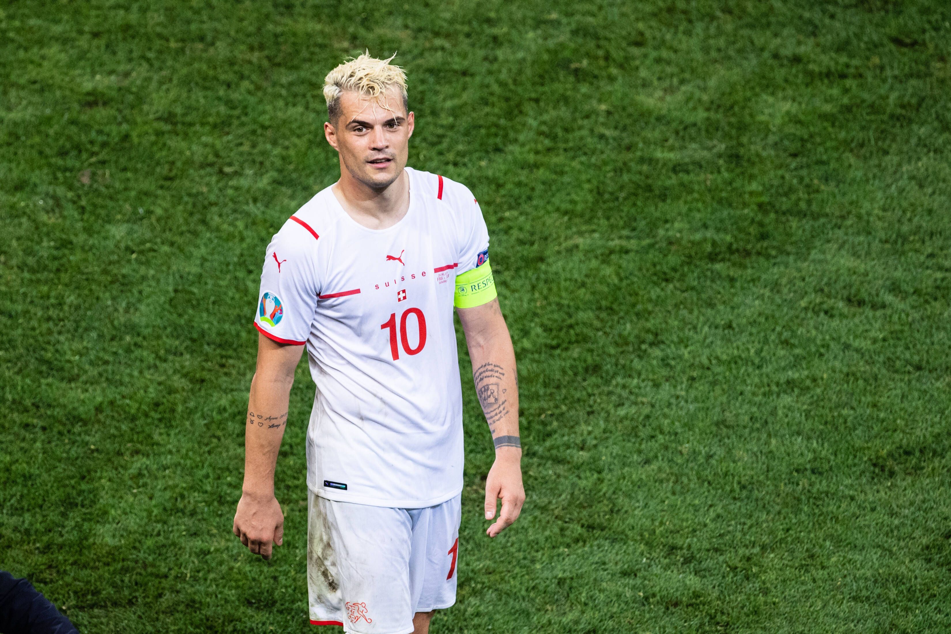 Granit Xhaka, läuft im Trikot der Schweizer Nationalmannschaft über den Rasen.