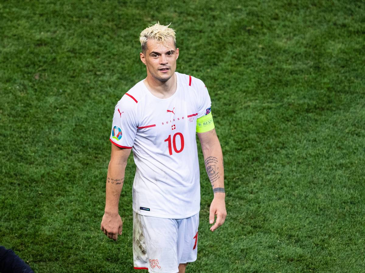 Granit Xhaka, läuft im Trikot der Schweizer Nationalmannschaft über den Rasen.