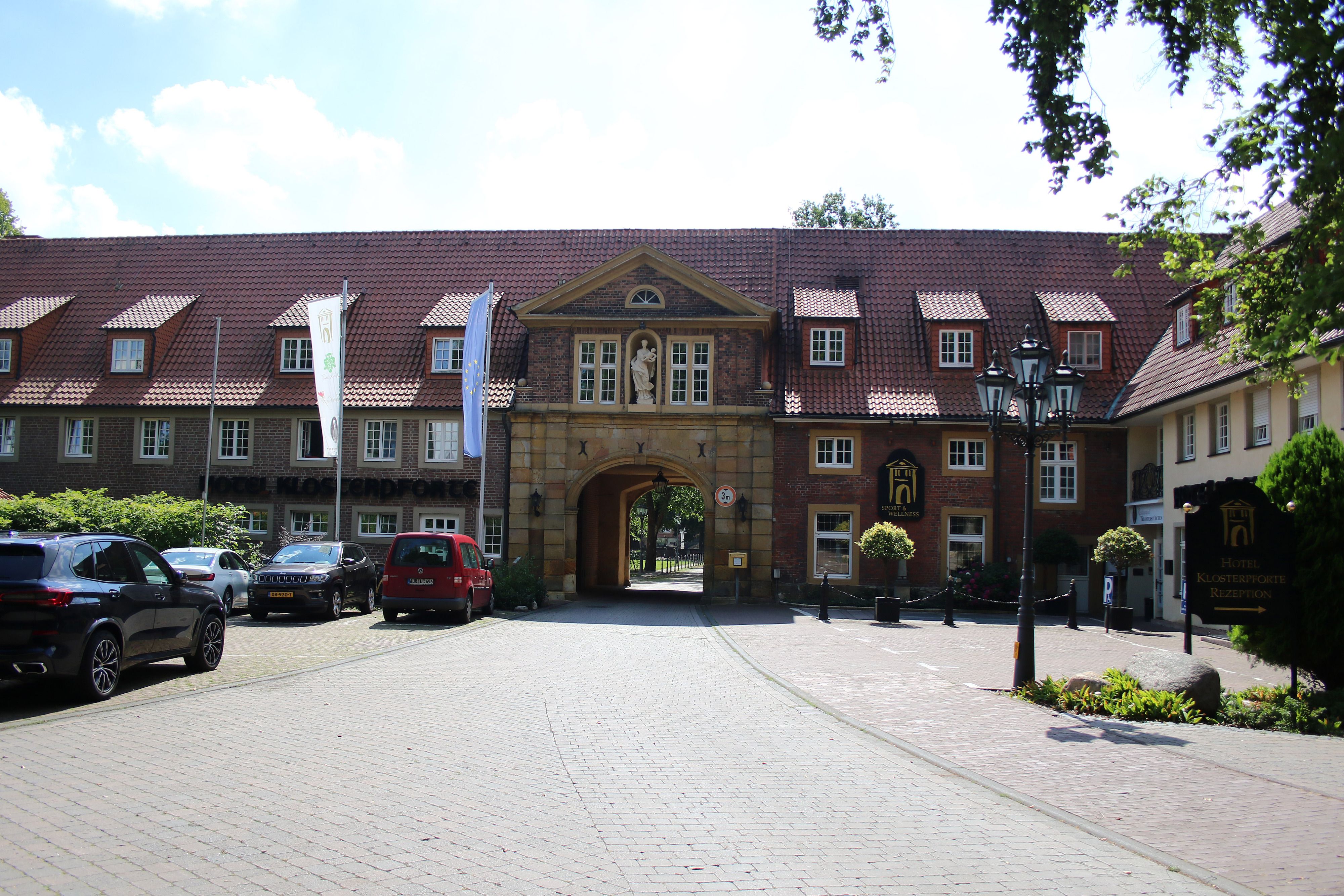 Haupteingang des Hotels Klosterpforte in Harsewinkel-Marienfeld, wo die Fohlen 2020 und 2021 ihr Trainingslager bezogen haben.