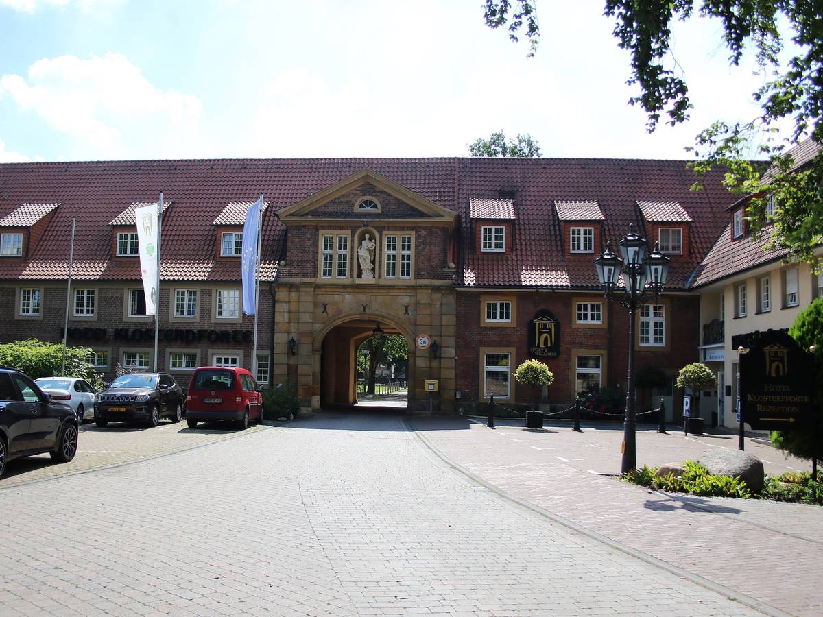 Haupteingang des Hotels Klosterpforte in Harsewinkel-Marienfeld, wo die Fohlen 2020 und 2021 ihr Trainingslager bezogen haben.
