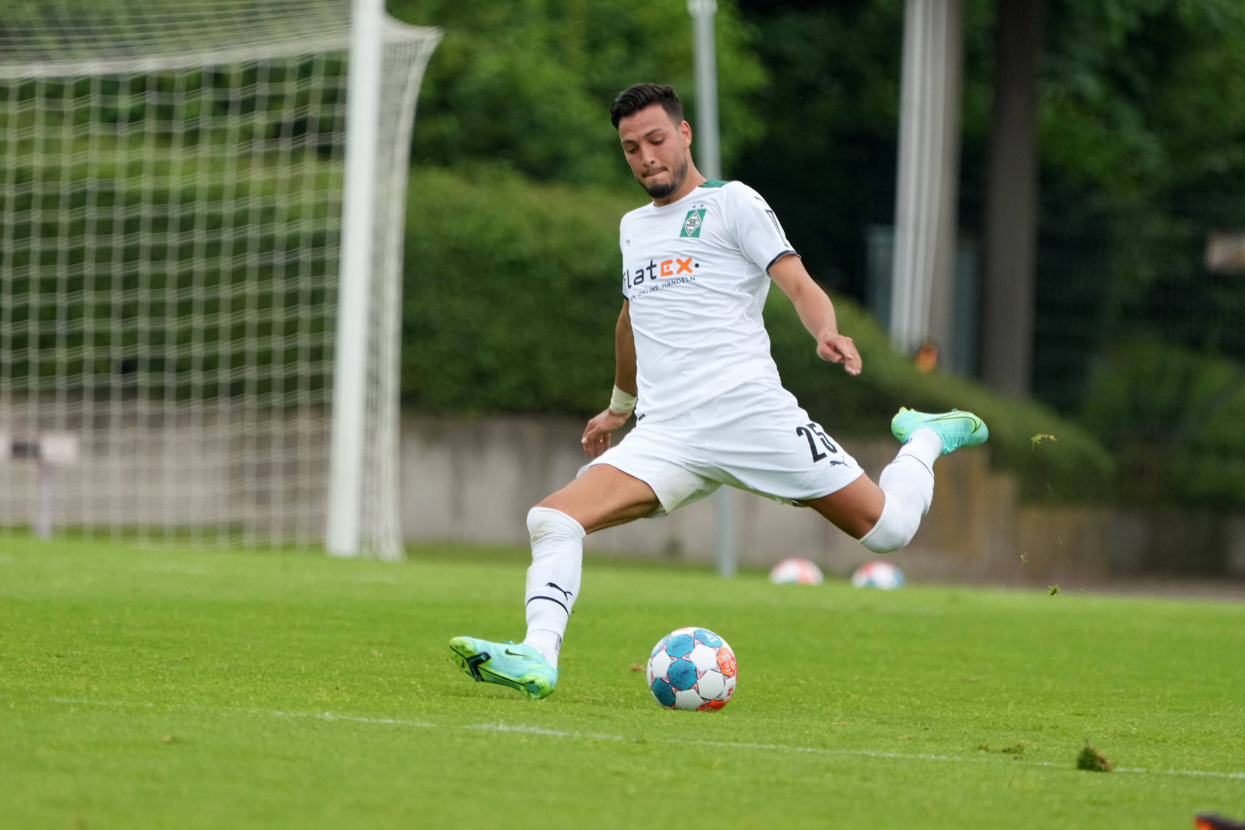 Gladbachs Linksverteidiger Ramy Bensebaini beim Schuss im Testspiel gegen Viktoria Köln am 10. Juli 2021 im Grenzlandstadion.