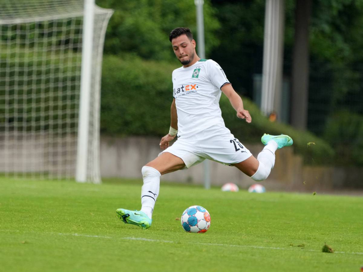 Gladbachs Linksverteidiger Ramy Bensebaini beim Schuss im Testspiel gegen Viktoria Köln am 10. Juli 2021 im Grenzlandstadion.