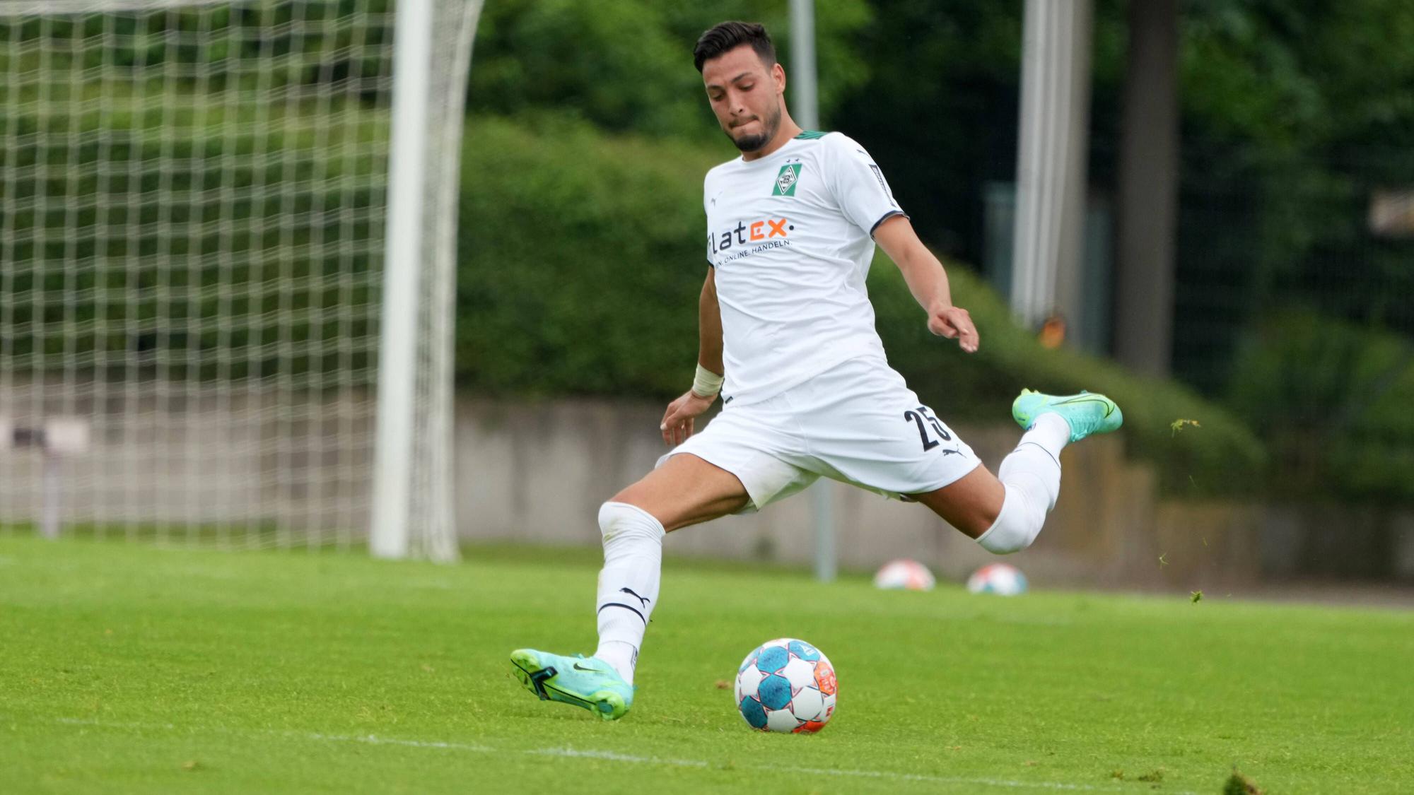 Gladbachs Linksverteidiger Ramy Bensebaini beim Schuss im Testspiel gegen Viktoria Köln am 10. Juli 2021 im Grenzlandstadion.