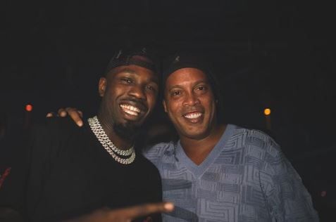 Gladbachs Marcus Thuram posiert mit Brasiliens Fußball-Legende Ronaldinho.