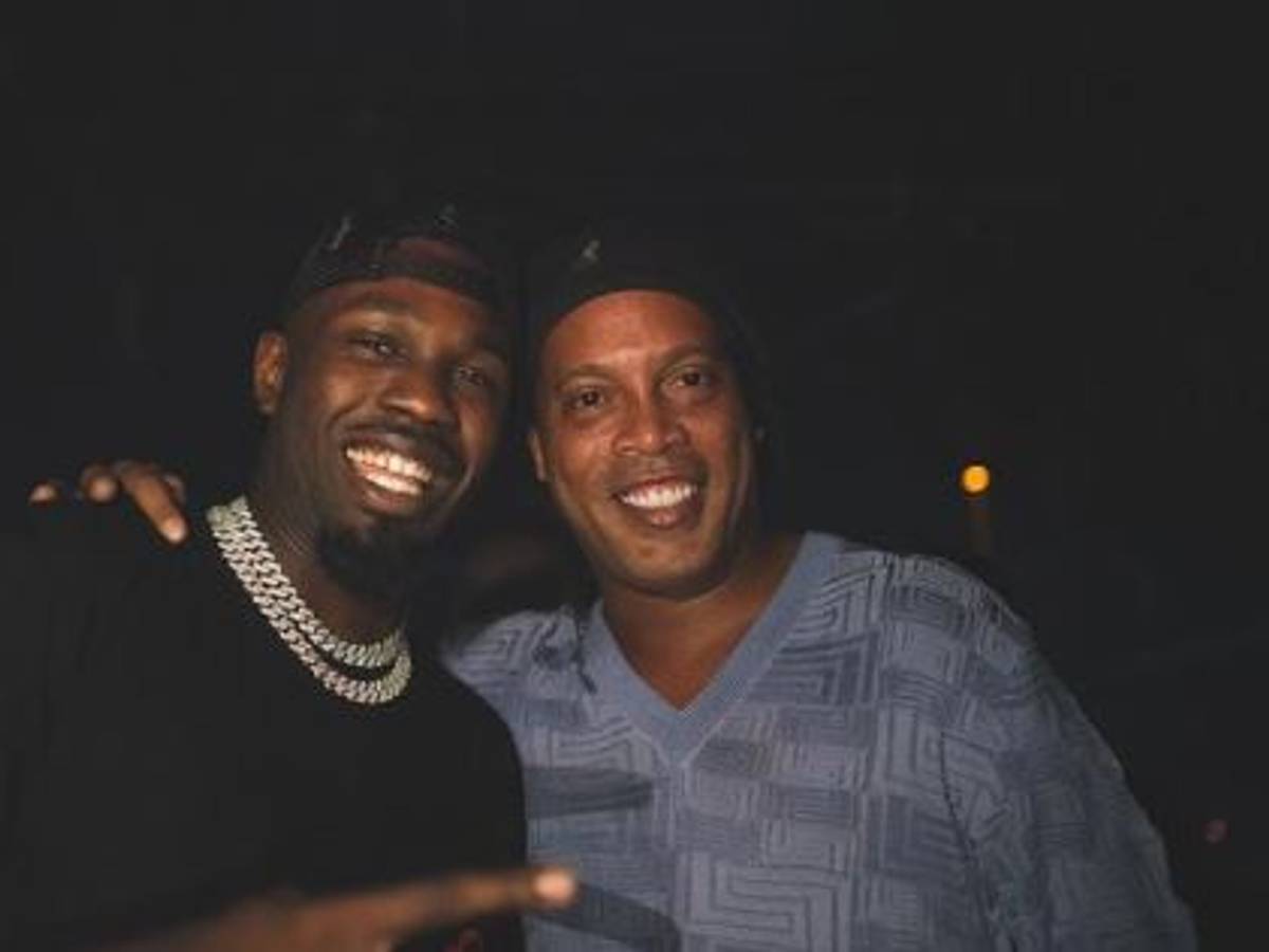Gladbachs Marcus Thuram posiert mit Brasiliens Fußball-Legende Ronaldinho.