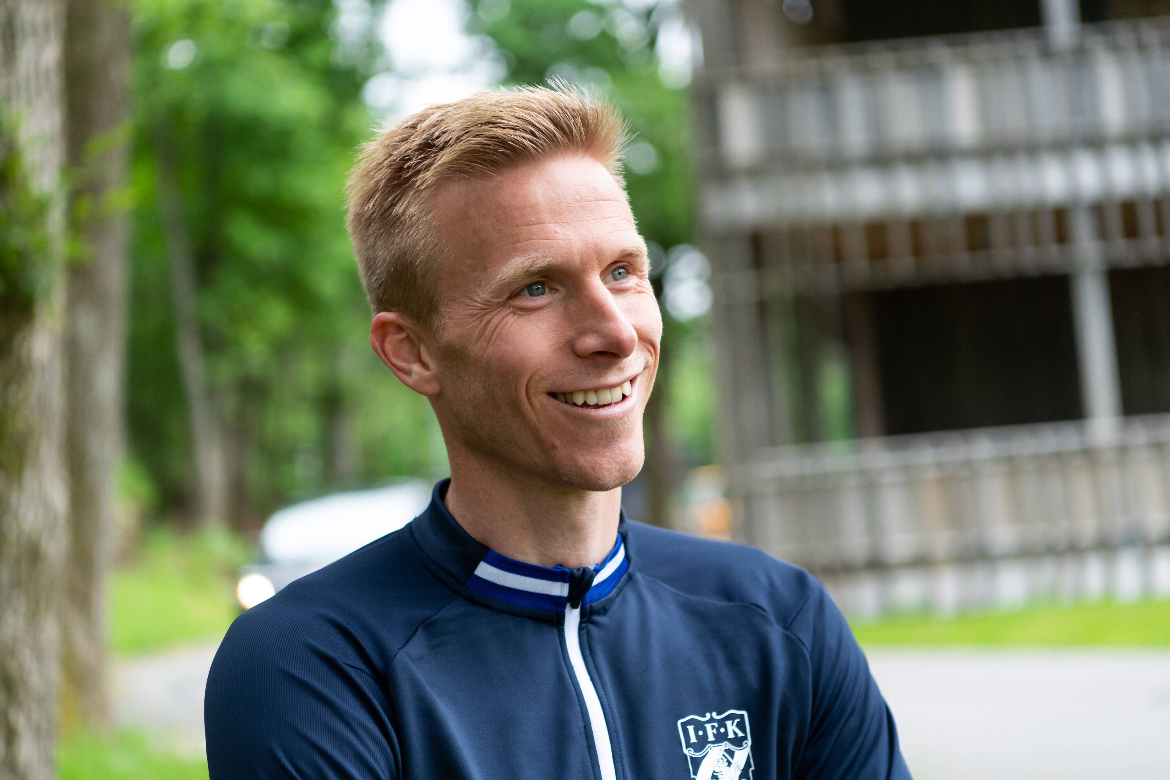 Oscar Wendt lächelt in einer Trainingsjacke seines neuen alten Klubs IFK Göteborg.