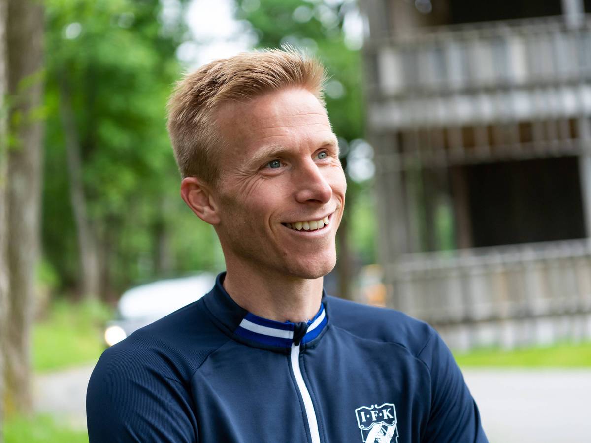 Oscar Wendt lächelt in einer Trainingsjacke seines neuen alten Klubs IFK Göteborg.